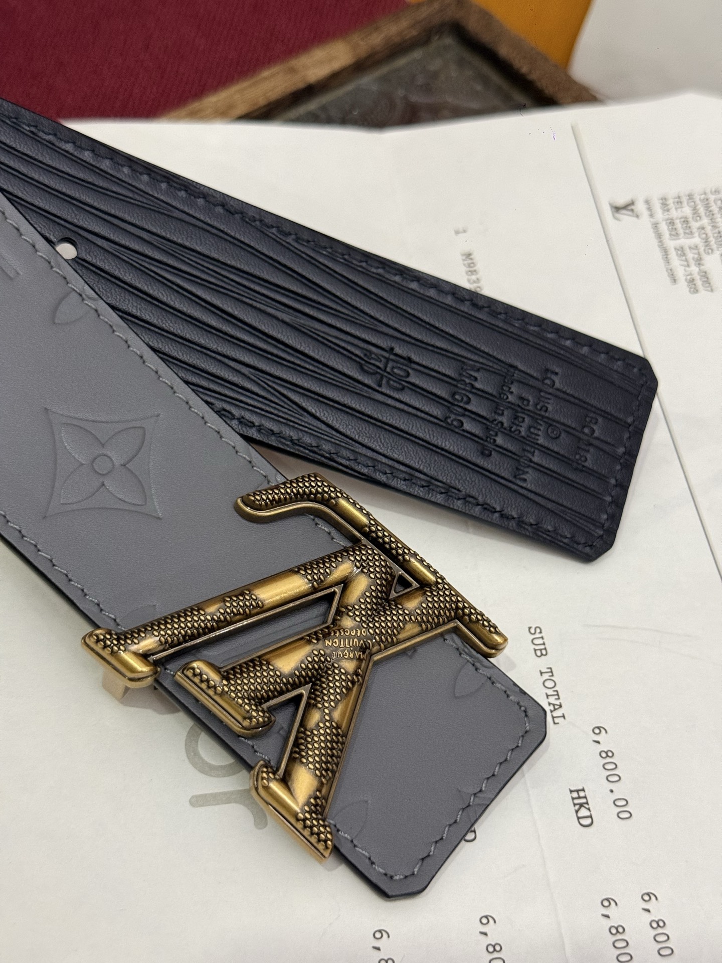 LV Dimension Drift 双面腰带以路易威登的经典元素挥洒街头型格。Monogram 图案一