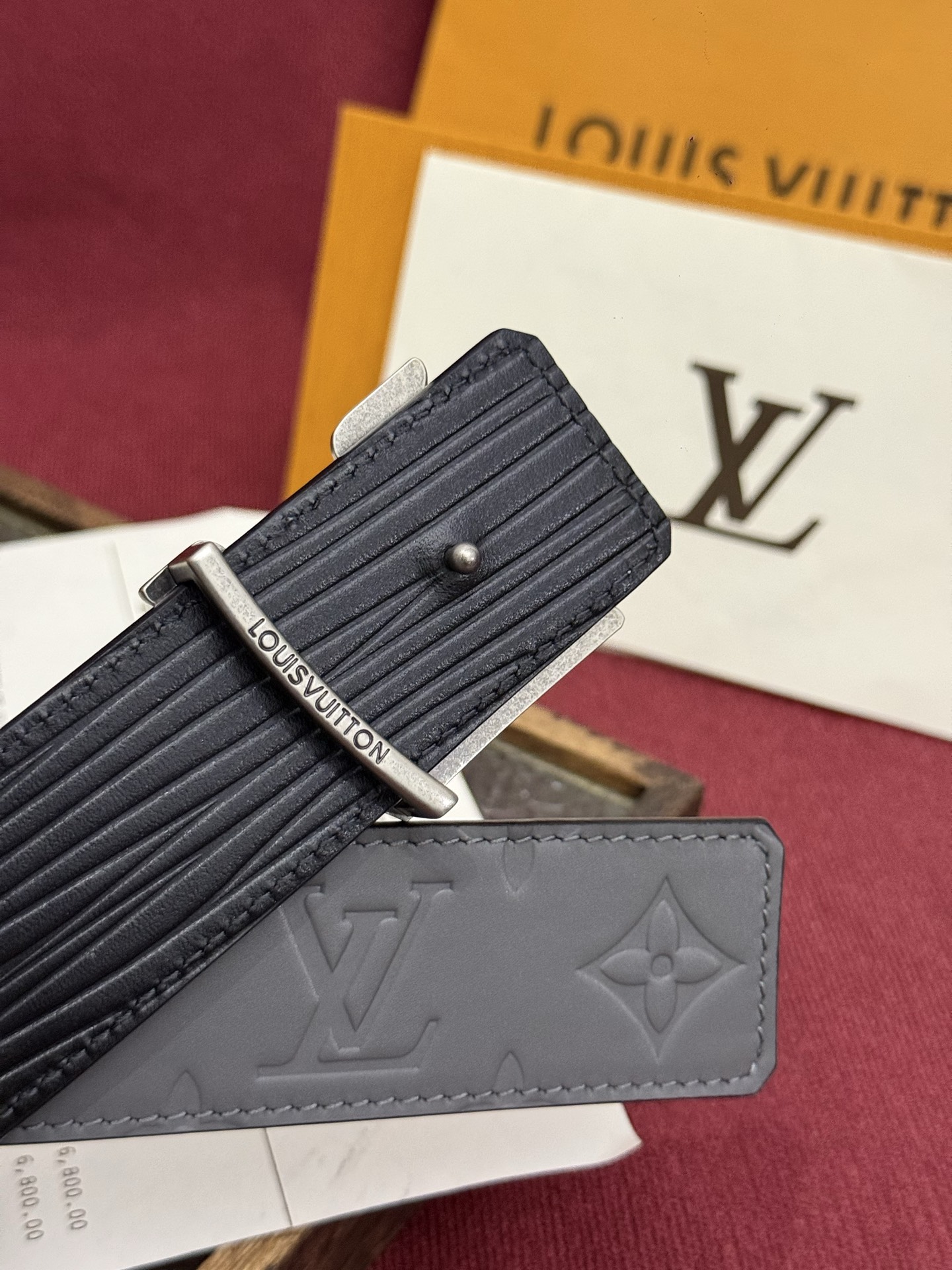 LV Dimension Drift 双面腰带以路易威登的经典元素挥洒街头型格。Monogram 图案一