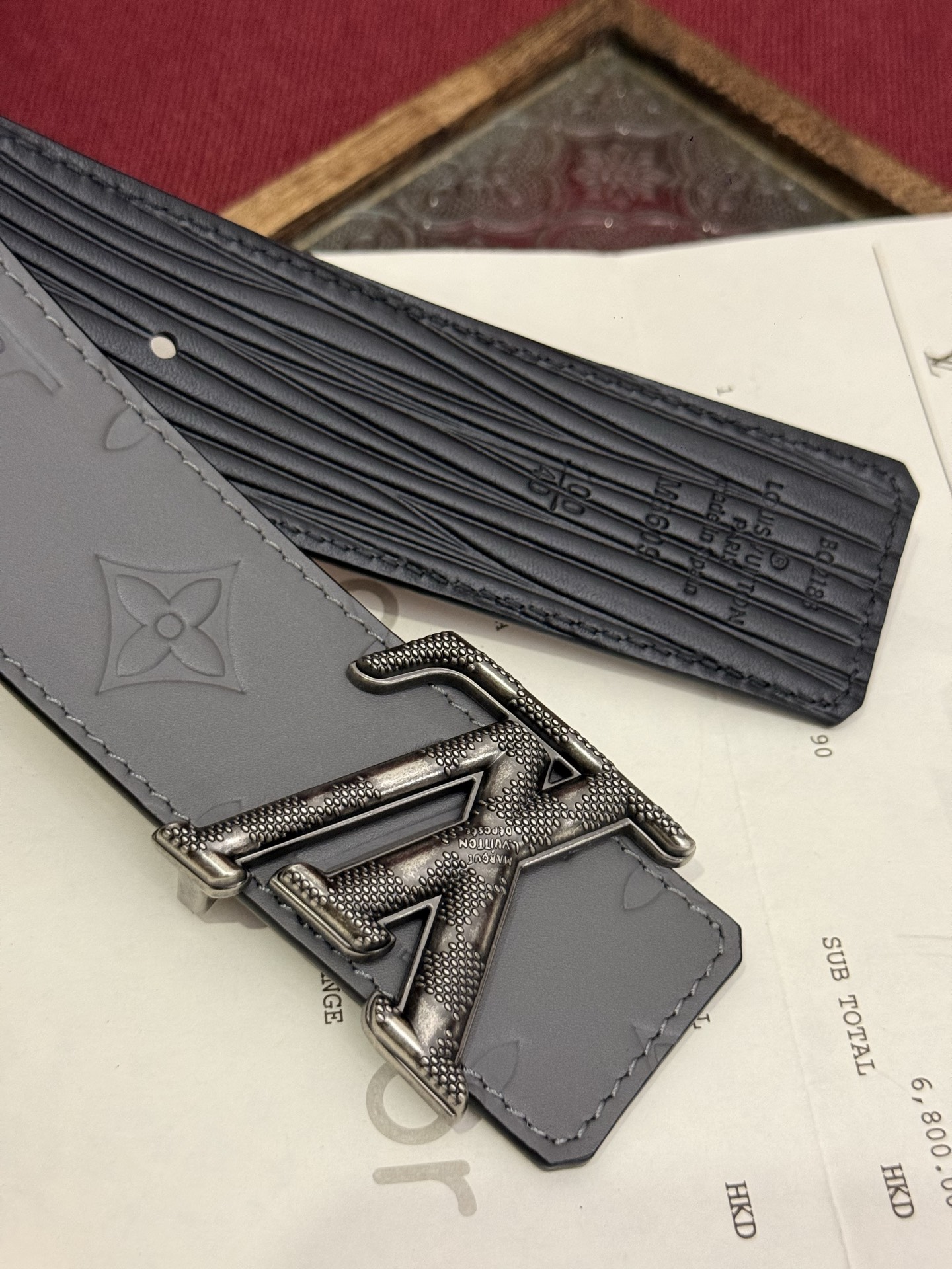 LV Dimension Drift 双面腰带以路易威登的经典元素挥洒街头型格。Monogram 图案一