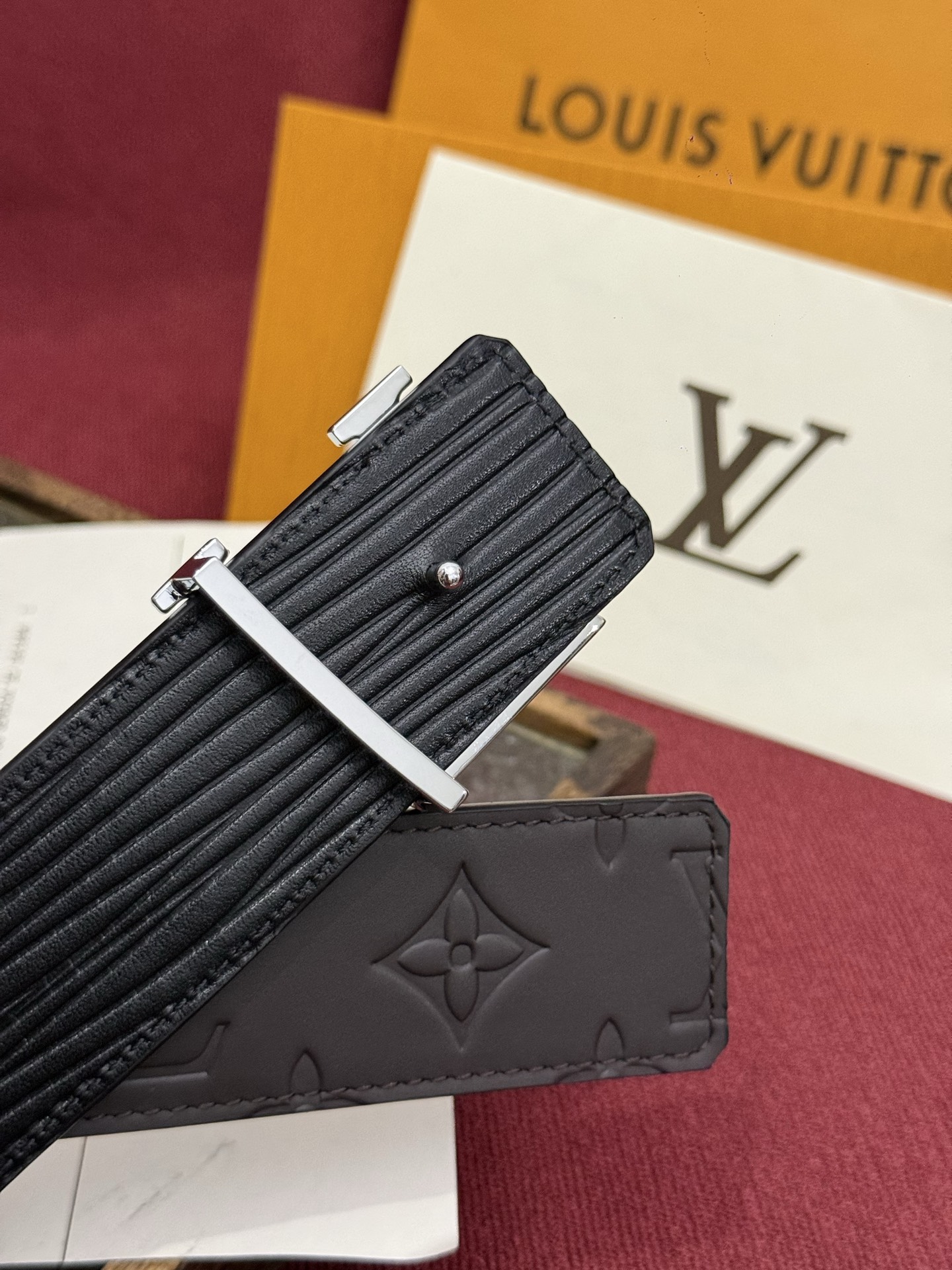 LV Dimension Drift 双面腰带以路易威登的经典元素挥洒街头型格。Monogram 图案一