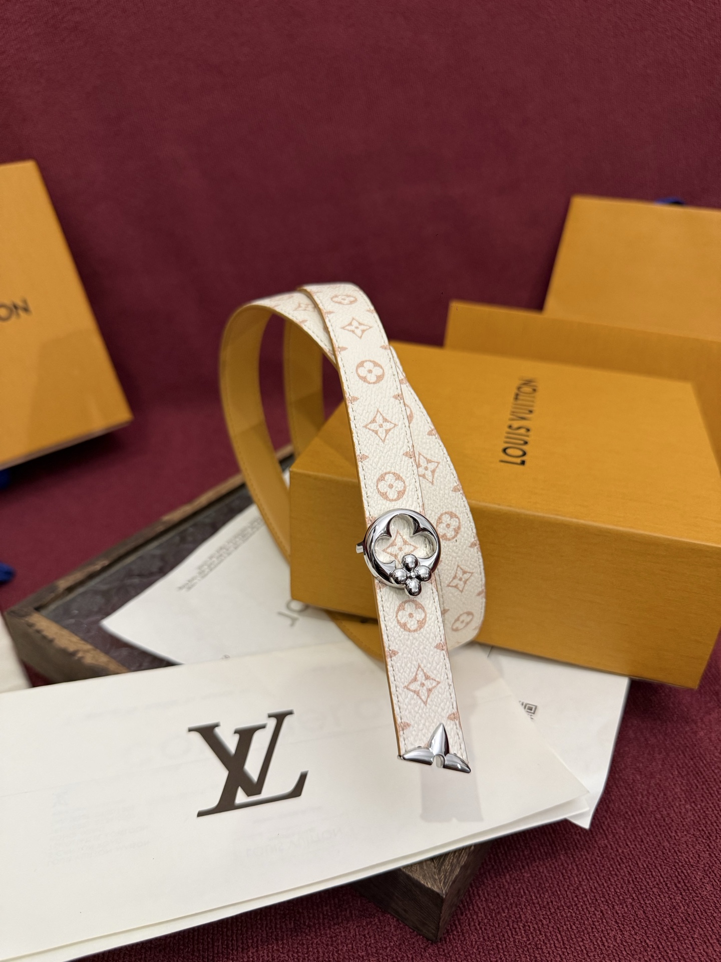这款时尚且实用的 Pretty LV 腰带兼具美观与实用性，集两种精致风格于一身。其可翻转设计将品牌标志