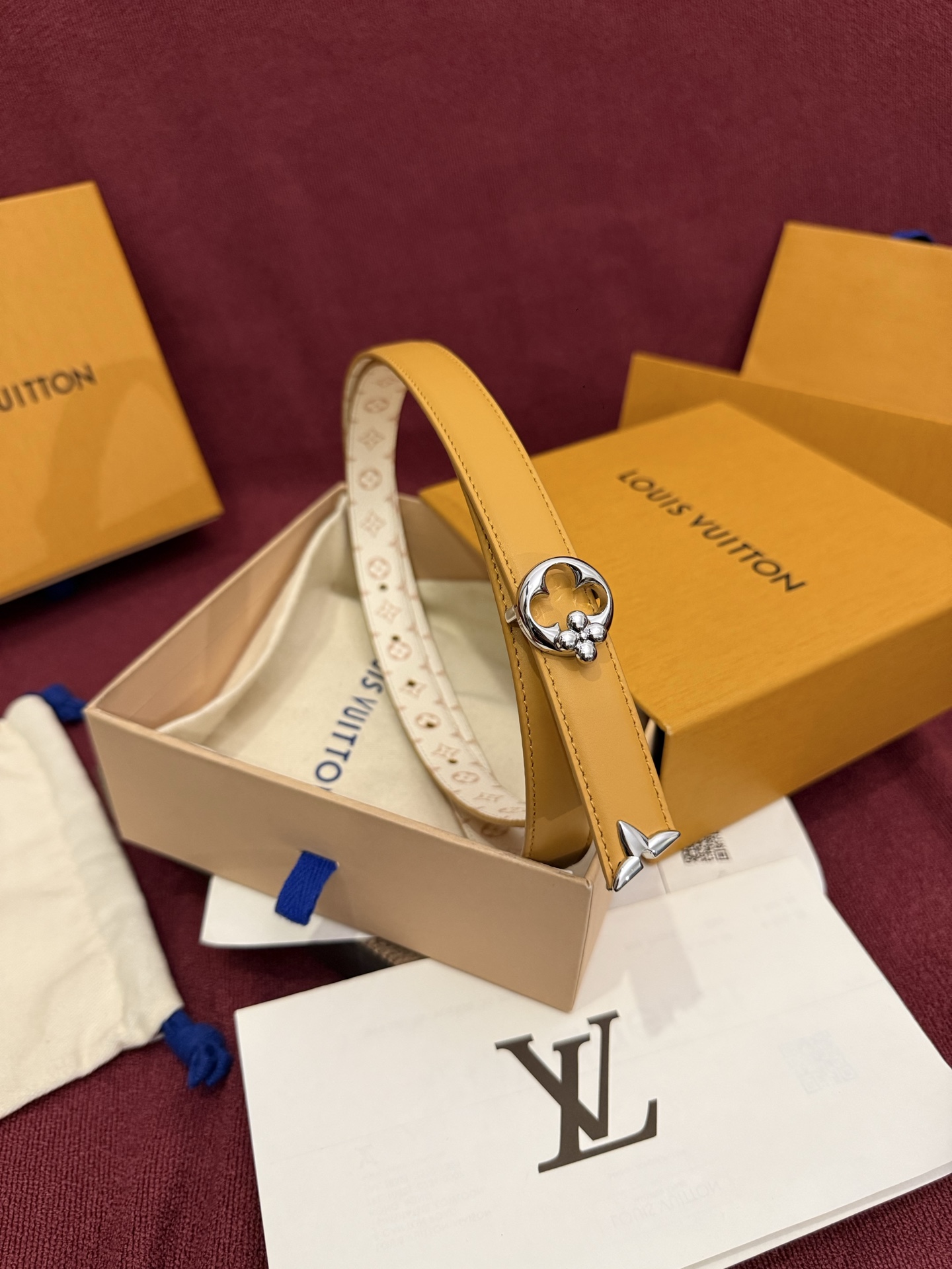 这款时尚且实用的 Pretty LV 腰带兼具美观与实用性，集两种精致风格于一身。其可翻转设计将品牌标志