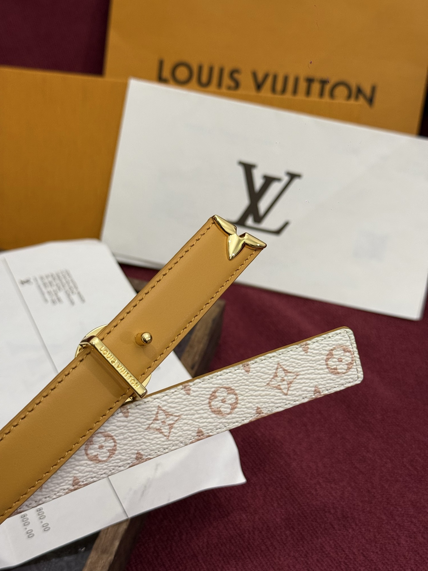 这款时尚且实用的 Pretty LV 腰带兼具美观与实用性，集两种精致风格于一身。其可翻转设计将品牌标志