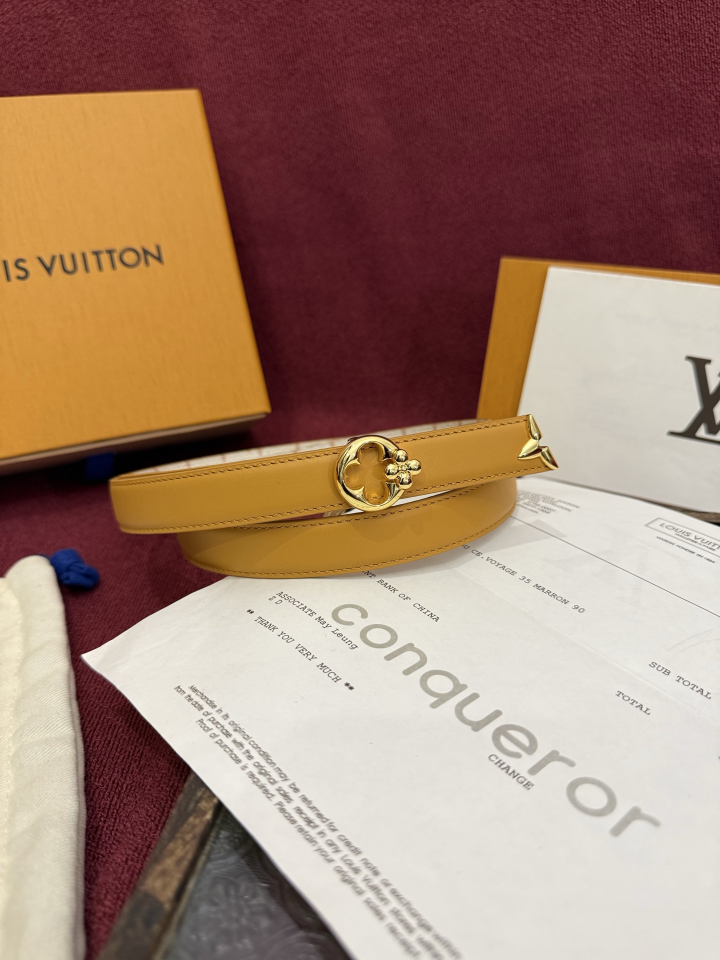 这款时尚且实用的 Pretty LV 腰带兼具美观与实用性，集两种精致风格于一身。其可翻转设计将品牌标志