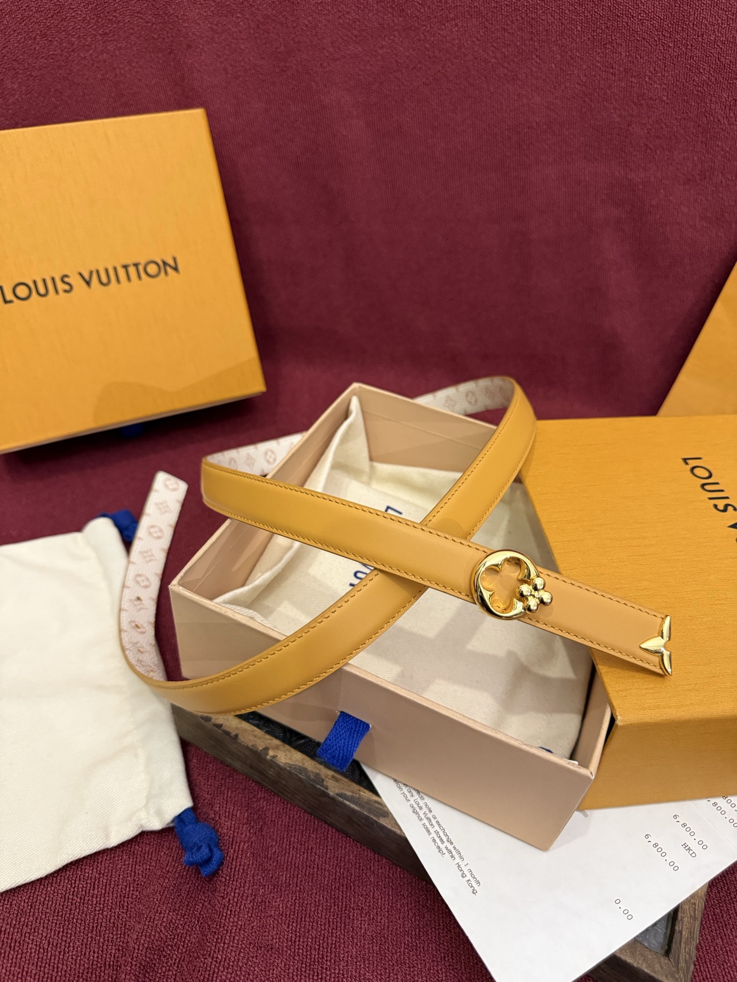 这款时尚且实用的 Pretty LV 腰带兼具美观与实用性，集两种精致风格于一身。其可翻转设计将品牌标志