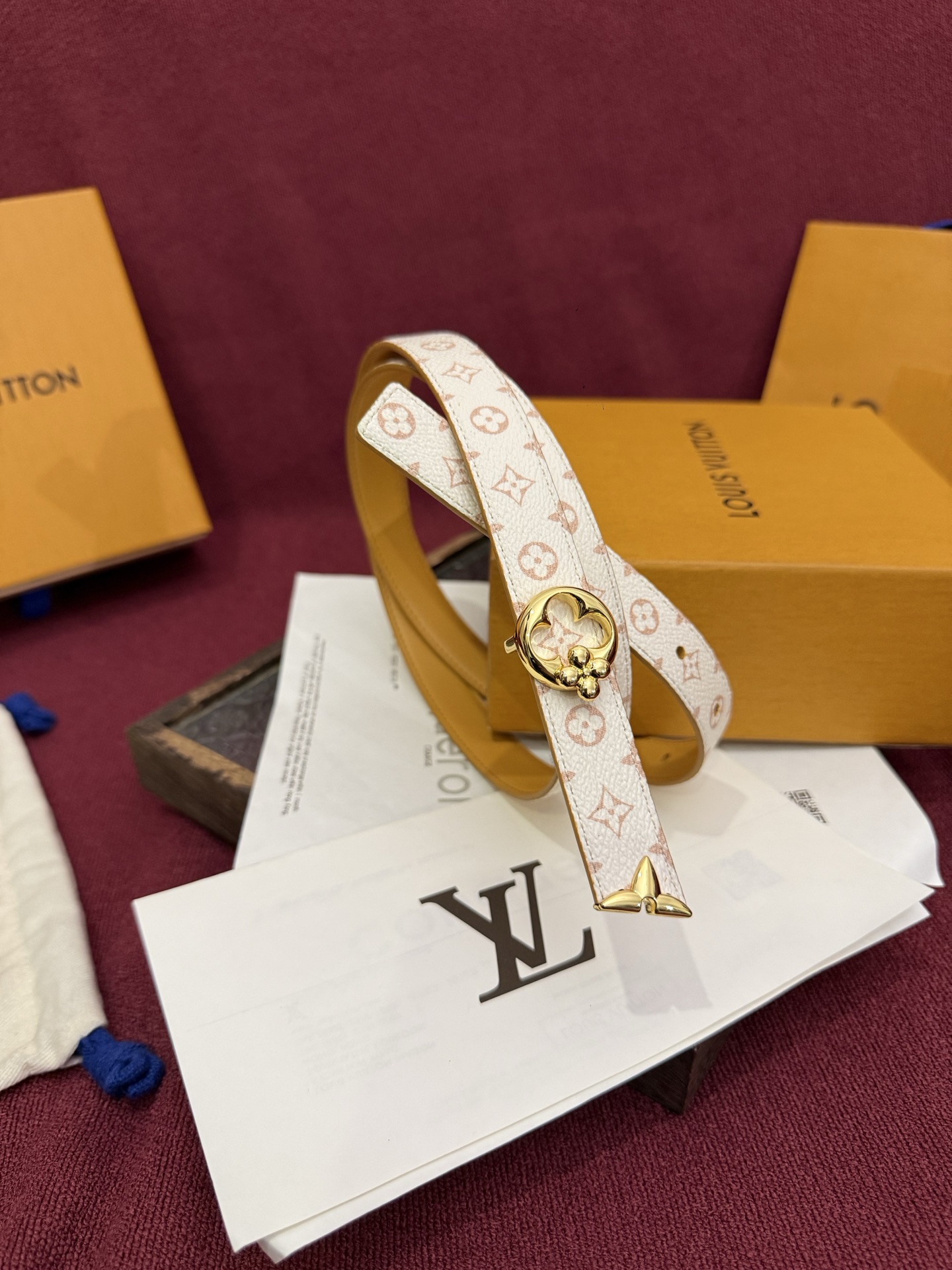 这款时尚且实用的 Pretty LV 腰带兼具美观与实用性，集两种精致风格于一身。其可翻转设计将品牌标志
