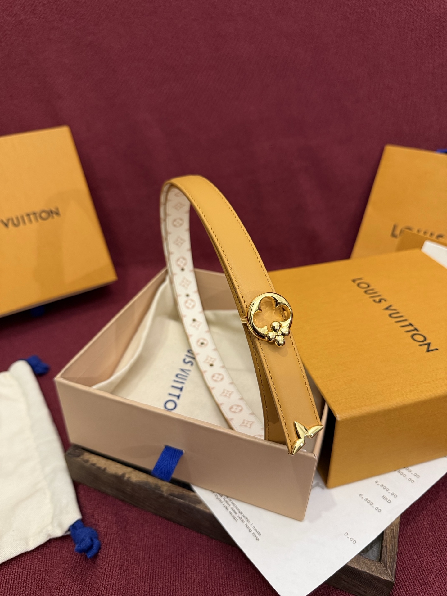 这款时尚且实用的 Pretty LV 腰带兼具美观与实用性，集两种精致风格于一身。其可翻转设计将品牌标志
