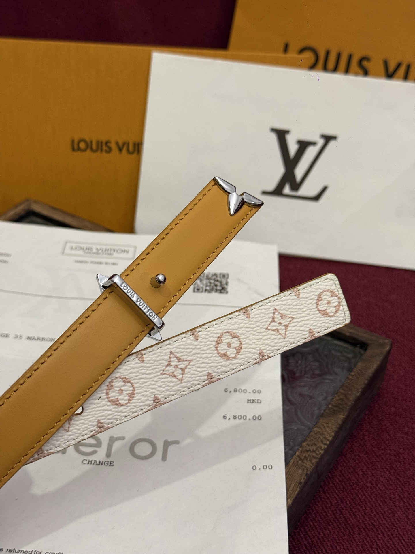 这款时尚且实用的 Pretty LV 腰带兼具美观与实用性，集两种精致风格于一身。其可翻转设计将品牌标志