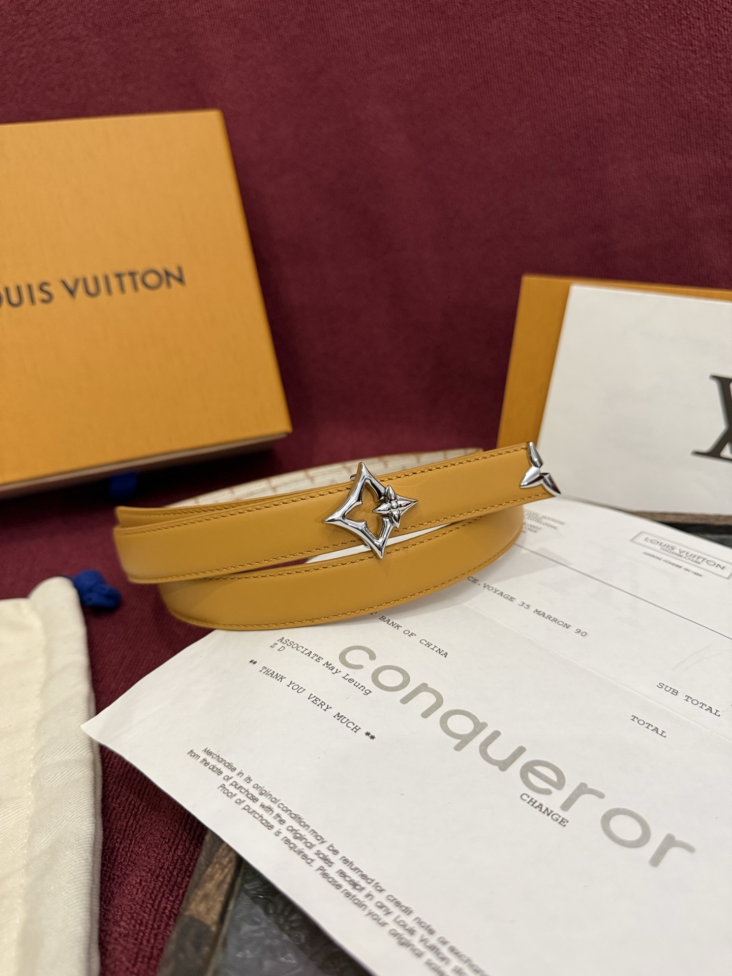 这款时尚且实用的 Pretty LV 腰带兼具美观与实用性，集两种精致风格于一身。其可翻转设计将品牌标志