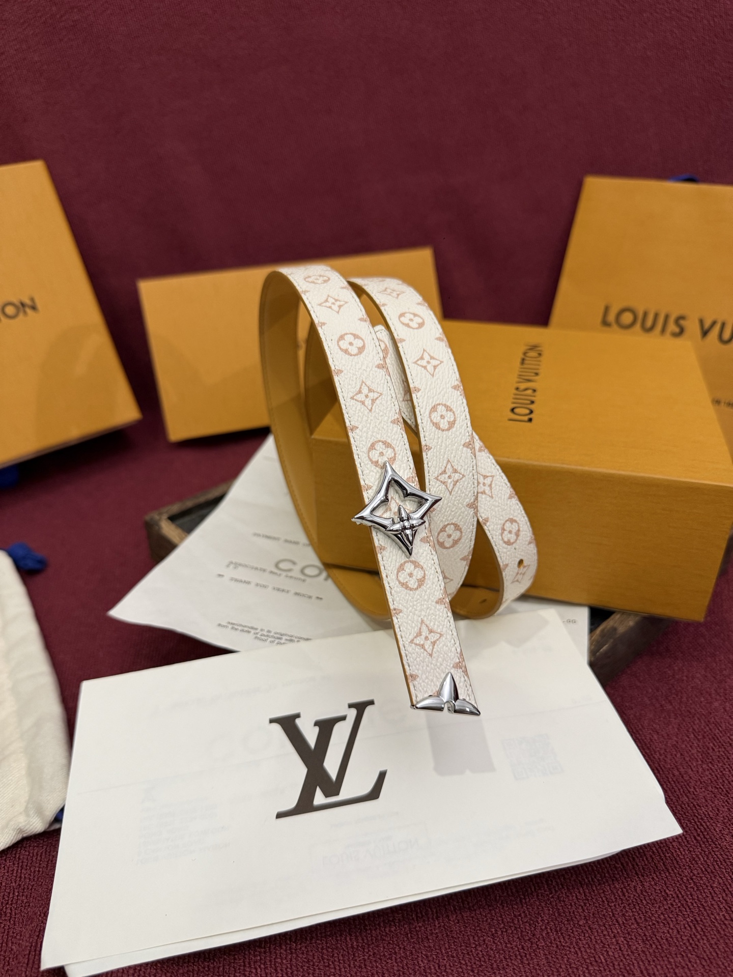 这款时尚且实用的 Pretty LV 腰带兼具美观与实用性，集两种精致风格于一身。其可翻转设计将品牌标志