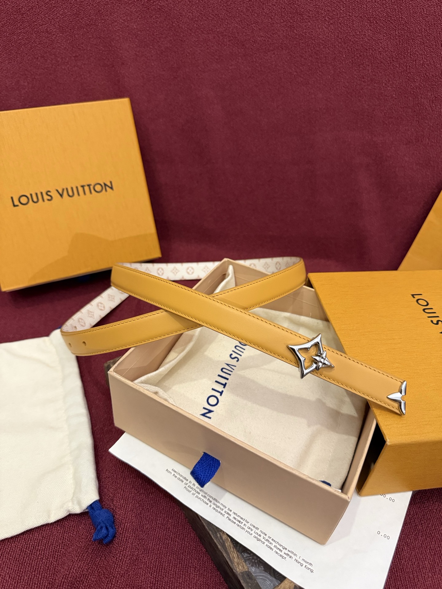 这款时尚且实用的 Pretty LV 腰带兼具美观与实用性，集两种精致风格于一身。其可翻转设计将品牌标志
