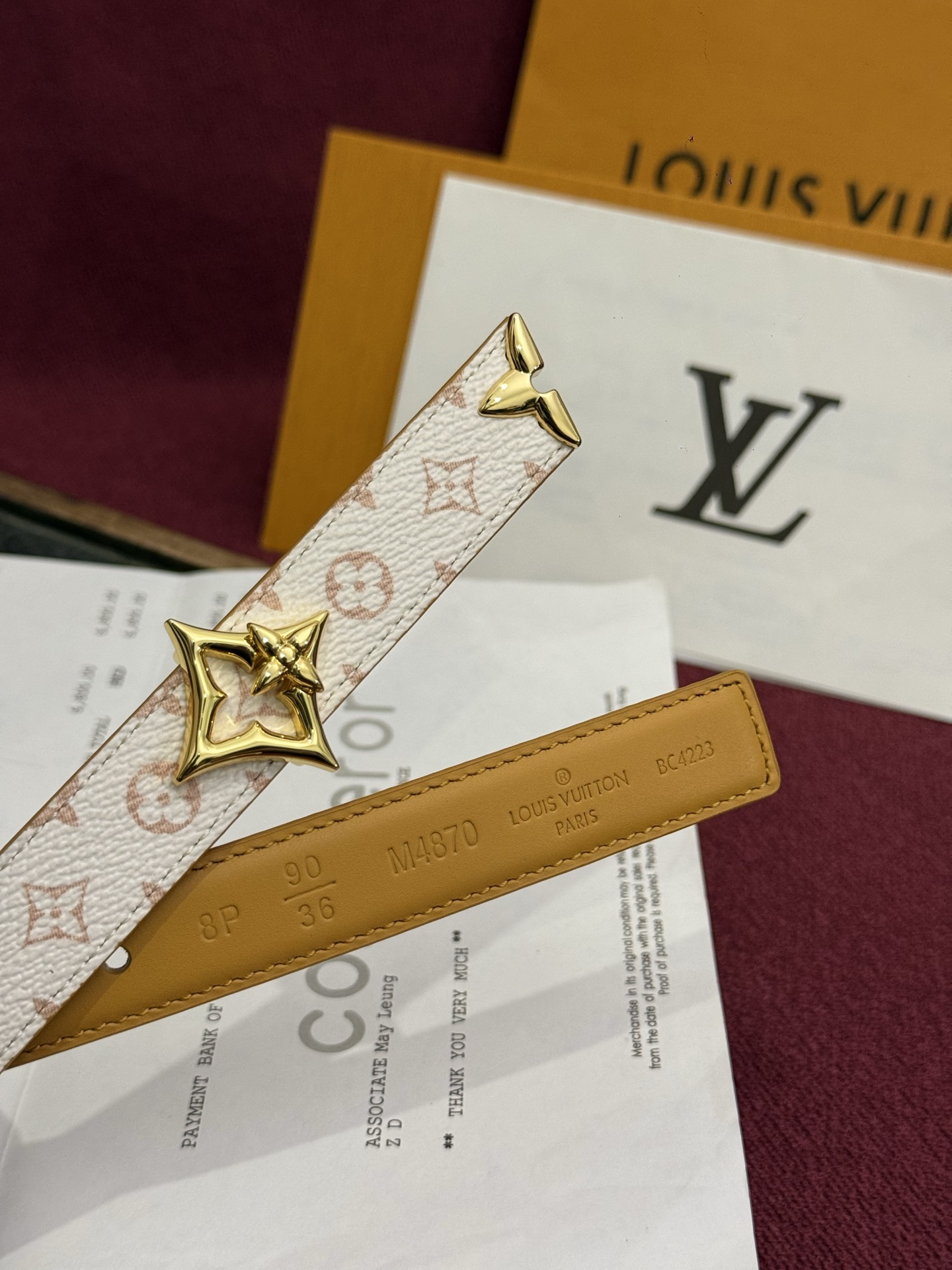 这款时尚且实用的 Pretty LV 腰带兼具美观与实用性，集两种精致风格于一身。其可翻转设计将品牌标志