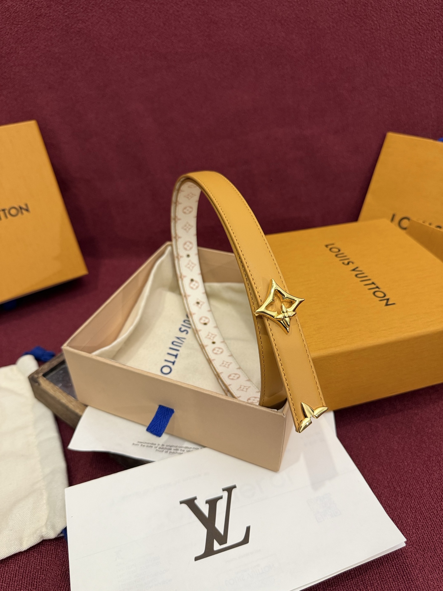 这款时尚且实用的 Pretty LV 腰带兼具美观与实用性，集两种精致风格于一身。其可翻转设计将品牌标志