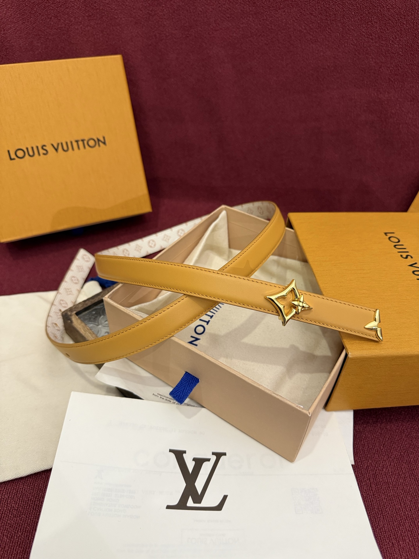 这款时尚且实用的 Pretty LV 腰带兼具美观与实用性，集两种精致风格于一身。其可翻转设计将品牌标志