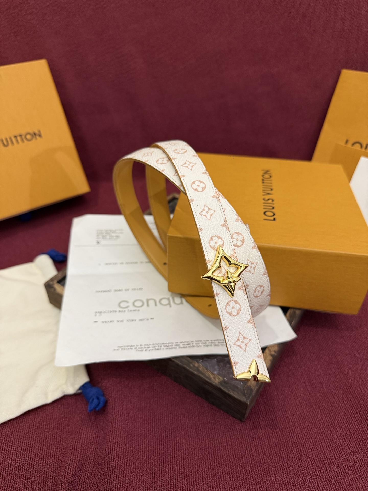 这款时尚且实用的 Pretty LV 腰带兼具美观与实用性，集两种精致风格于一身。其可翻转设计将品牌标志