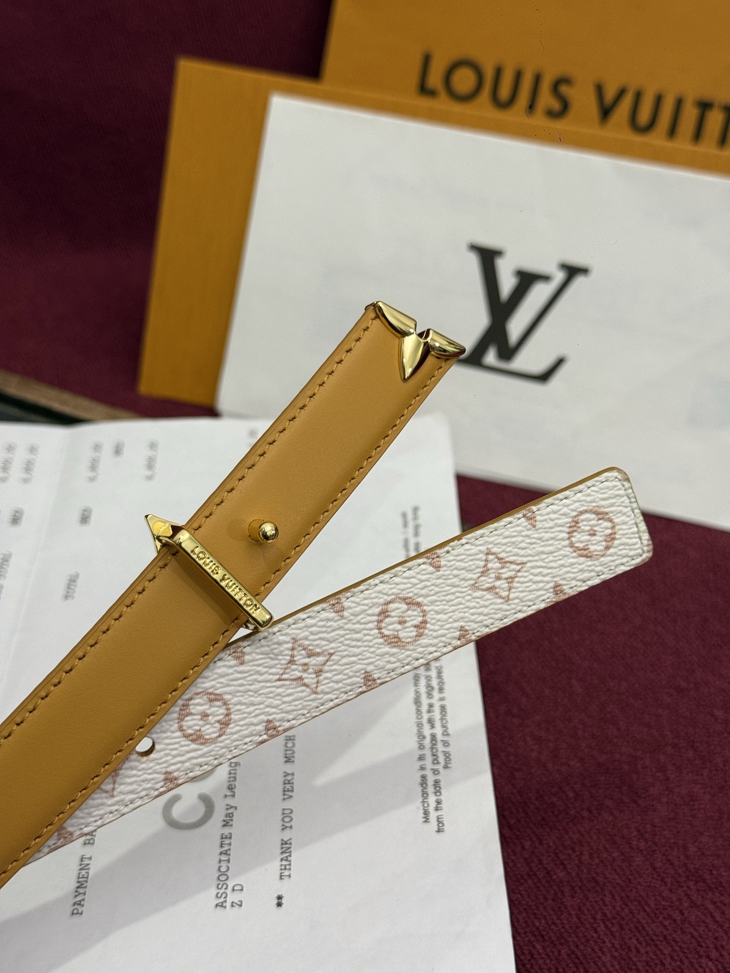 这款时尚且实用的 Pretty LV 腰带兼具美观与实用性，集两种精致风格于一身。其可翻转设计将品牌标志