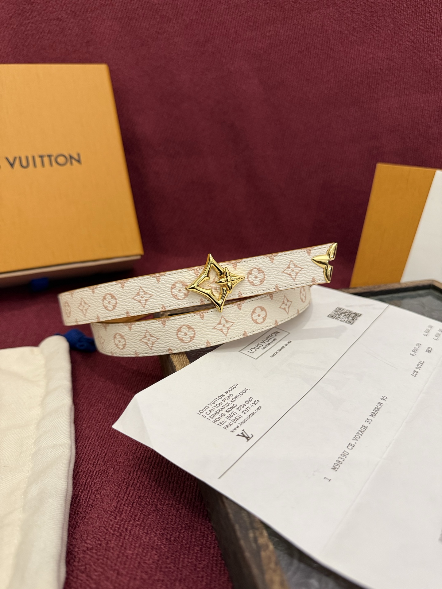 这款时尚且实用的 Pretty LV 腰带兼具美观与实用性，集两种精致风格于一身。其可翻转设计将品牌标志