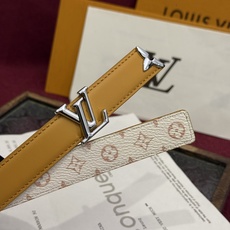 这款时尚且实用的 Pretty LV 腰带兼具美观与实用性,集两种精致风格于一身。其可翻转设计将品牌标志 这款时尚且实用的 Pretty LV 腰带兼具美观与实用性,集两种精致风格于一身。其可翻转设计将品牌标志
