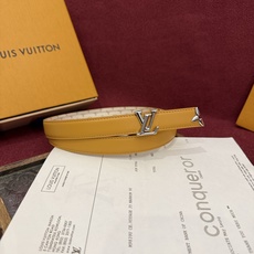 这款时尚且实用的 Pretty LV 腰带兼具美观与实用性,集两种精致风格于一身。其可翻转设计将品牌标志 这款时尚且实用的 Pretty LV 腰带兼具美观与实用性,集两种精致风格于一身。其可翻转设计将品牌标志