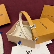 这款时尚且实用的 Pretty LV 腰带兼具美观与实用性,集两种精致风格于一身。其可翻转设计将品牌标志 这款时尚且实用的 Pretty LV 腰带兼具美观与实用性,集两种精致风格于一身。其可翻转设计将品牌标志