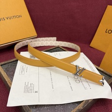 这款时尚且实用的 Pretty LV 腰带兼具美观与实用性,集两种精致风格于一身。其可翻转设计将品牌标志 这款时尚且实用的 Pretty LV 腰带兼具美观与实用性,集两种精致风格于一身。其可翻转设计将品牌标志