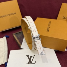这款时尚且实用的 Pretty LV 腰带兼具美观与实用性,集两种精致风格于一身。其可翻转设计将品牌标志 这款时尚且实用的 Pretty LV 腰带兼具美观与实用性,集两种精致风格于一身。其可翻转设计将品牌标志