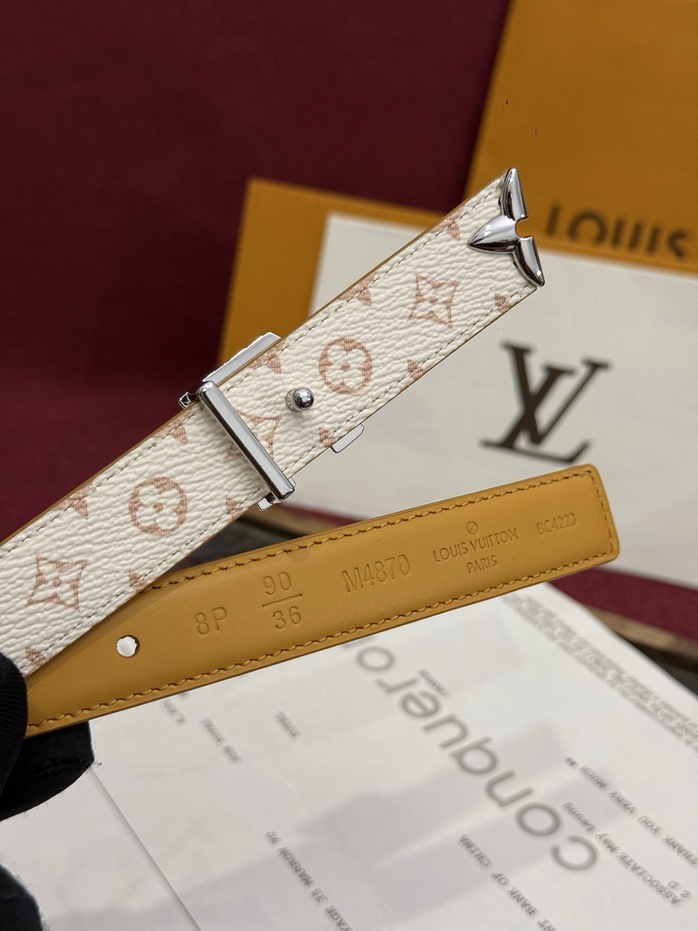 这款时尚且实用的 Pretty LV 腰带兼具美观与实用性,集两种精致风格于一身。其可翻转设计将品牌标志 这款时尚且实用的 Pretty LV 腰带兼具美观与实用性,集两种精致风格于一身。其可翻转设计将品牌标志