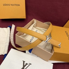 这款时尚且实用的 Pretty LV 腰带兼具美观与实用性,集两种精致风格于一身。其可翻转设计将品牌标志 这款时尚且实用的 Pretty LV 腰带兼具美观与实用性,集两种精致风格于一身。其可翻转设计将品牌标志