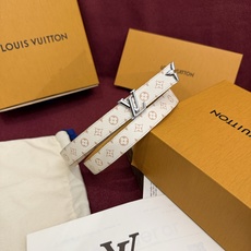 这款时尚且实用的 Pretty LV 腰带兼具美观与实用性,集两种精致风格于一身。其可翻转设计将品牌标志 这款时尚且实用的 Pretty LV 腰带兼具美观与实用性,集两种精致风格于一身。其可翻转设计将品牌标志