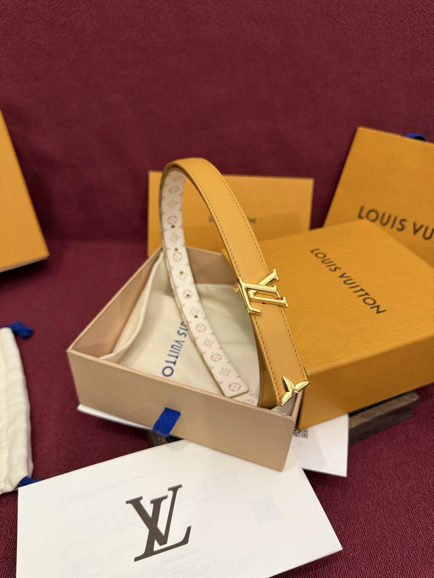 这款时尚且实用的 Pretty LV 腰带兼具美观与实用性，集两种精致风格于一身。其可翻转设计将品牌标志