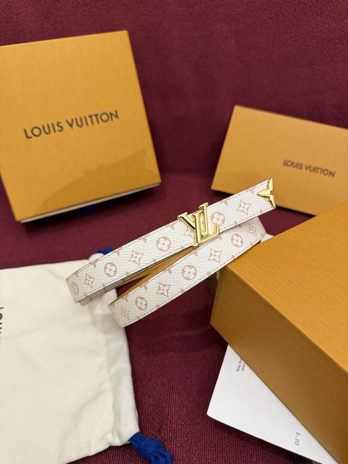 这款时尚且实用的 Pretty LV 腰带兼具美观与实用性，集两种精致风格于一身。其可翻转设计将品牌标志