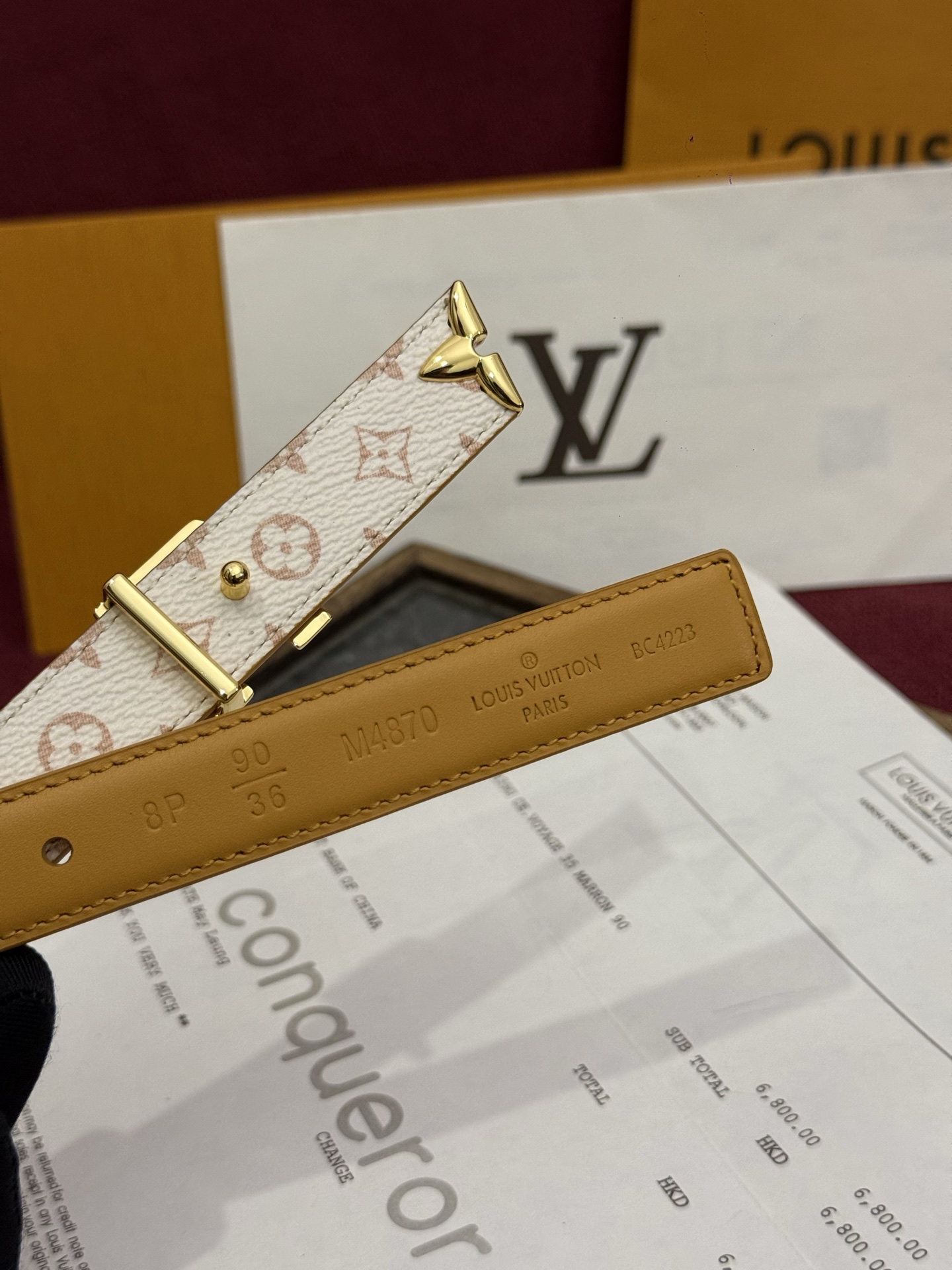 这款时尚且实用的 Pretty LV 腰带兼具美观与实用性，集两种精致风格于一身。其可翻转设计将品牌标志