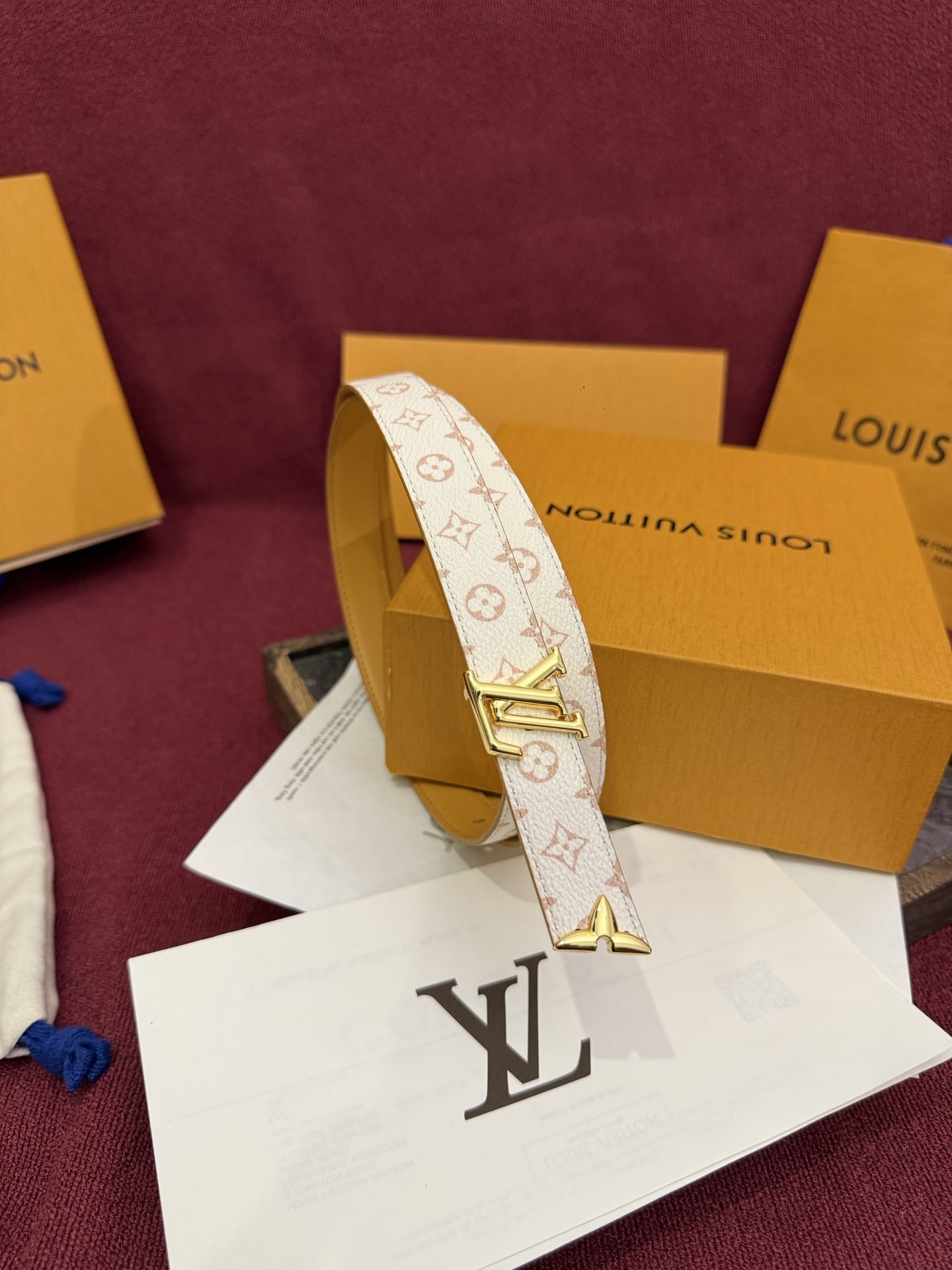 NO:860850,ORIGINAL This stylish and functional Pretty LV belt combines beauty and function, combining two refined styles. Its reversible design combines the brand's signature Monogram Dune canvas with smooth natural calfskin, and is accented by an LV buckle and Monogram floral end pieces in gleaming gold-tone metal. This versatile belt easily transitions from day to evening, making it ideal for travel., belt, louis  vuitton,cowhide19860909原单这款时尚且实用的 Pretty LV 腰带兼具美观与实用性,集两种精致风格于一身.其可翻转设计将品牌标志性的 Monogram Dune 帆布与光滑的自然小牛皮巧妙结合,并以 LV 扣环和 Monogram 花形末端饰件点缀,这些饰件均采用闪耀的金色金属材质制成.这款多功能腰带能够轻松实现从日间穿搭到晚间装扮的转换,非常适合旅行使用.,皮带,louis vuitton,cowhide,Belt