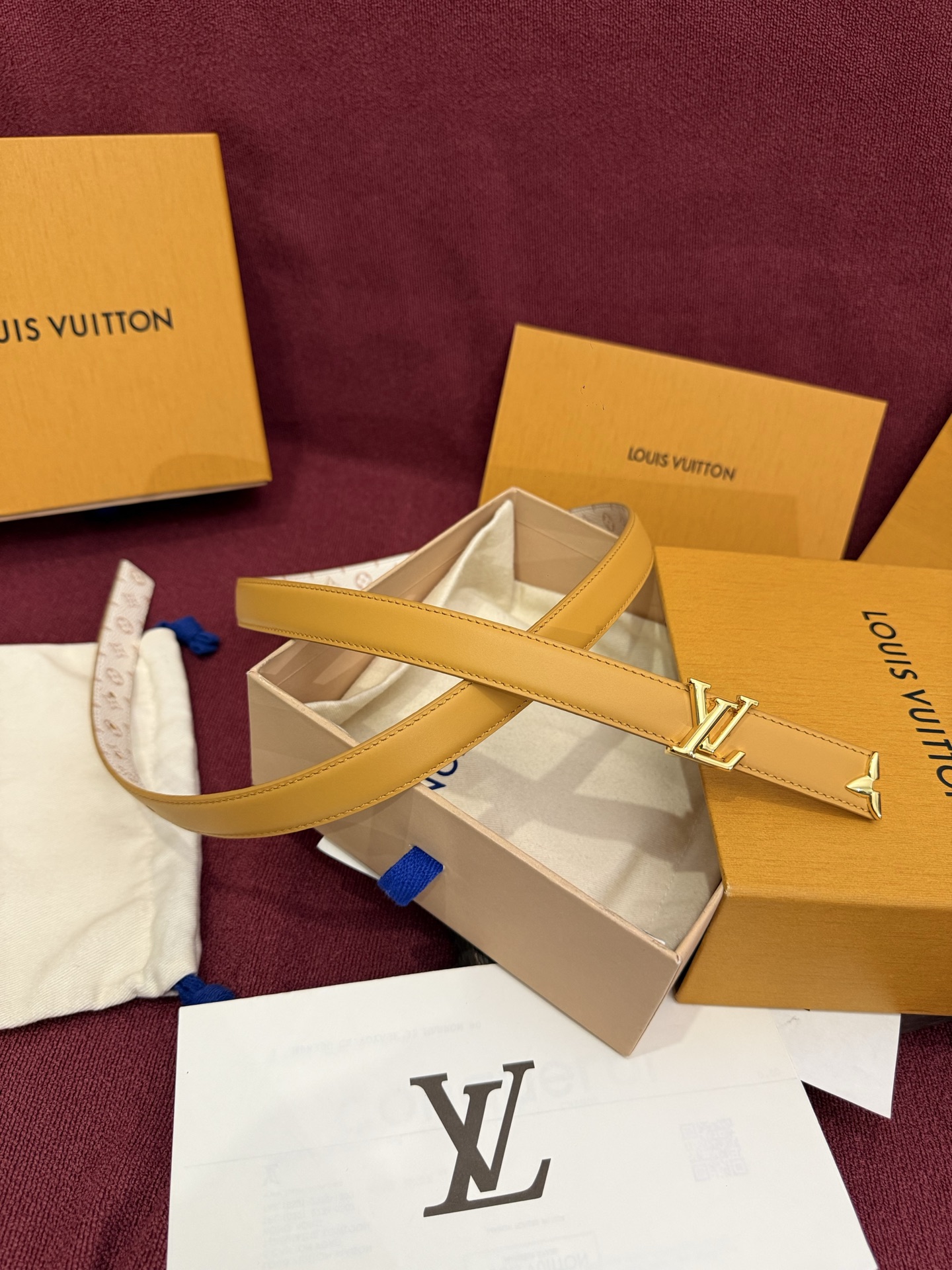 这款时尚且实用的 Pretty LV 腰带兼具美观与实用性，集两种精致风格于一身。其可翻转设计将品牌标志