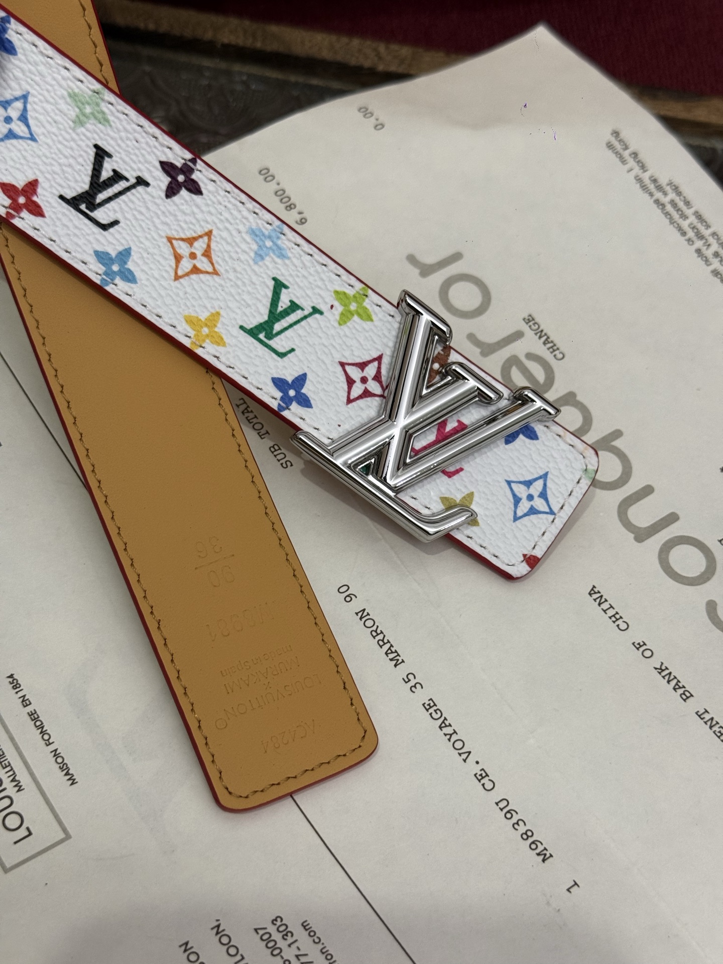 村上隆三彩 LV 皮带，经典Monogram图案焕新演绎，多彩配色碰撞出时尚火花。精致扣头闪耀夺目，3.