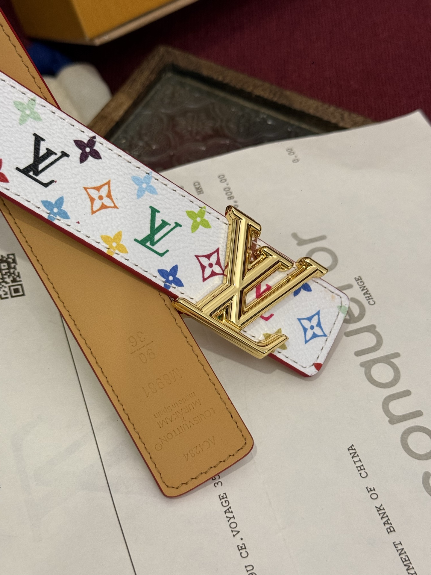 村上隆三彩 LV 皮带，经典Monogram图案焕新演绎，多彩配色碰撞出时尚火花。精致扣头闪耀夺目，3.