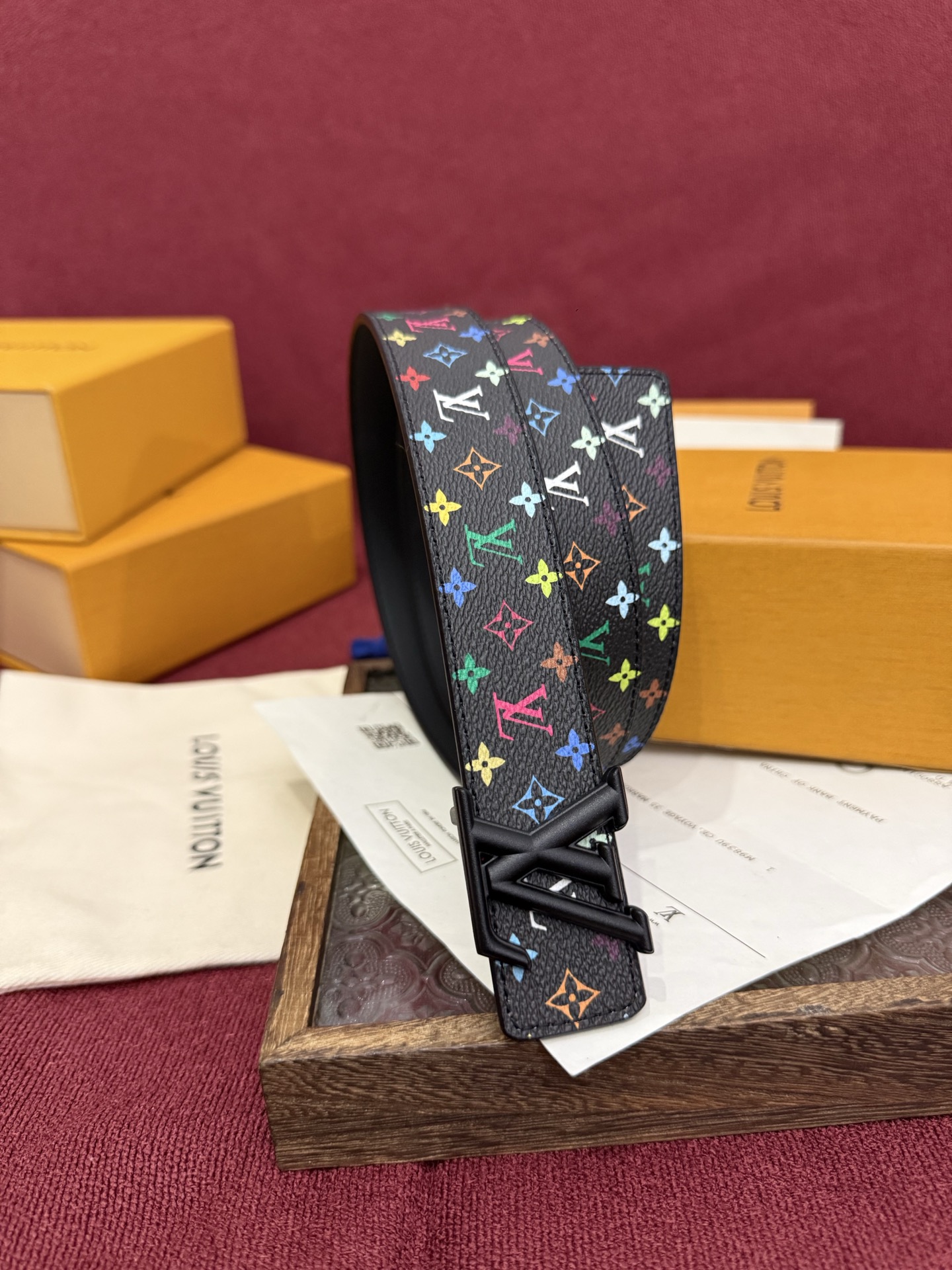 NO:860690,Murakami Takashi's three-color LV belt has a new interpretation of the classic Monogram pattern, and the colorful colors collide to create fashion sparks. The exquisite buckle is eye-catching and 3.0cm wide, suitable for a variety of dressing styles. Whether it is casual outings or formal occasions, it can show your taste with a unique style and easily become the focus. Belts, Louis Vuitton19860909村上隆三彩 LV 皮带,经典Monogram图案焕新演绎,多彩配色碰撞出时尚火花.精致扣头闪耀夺目,3.0cm宽度,适配多样穿搭风格.无论是休闲出街还是正式场合,都能以独特格调彰显你的品味,轻松成为焦点.,皮带,louis vuitton,Belt