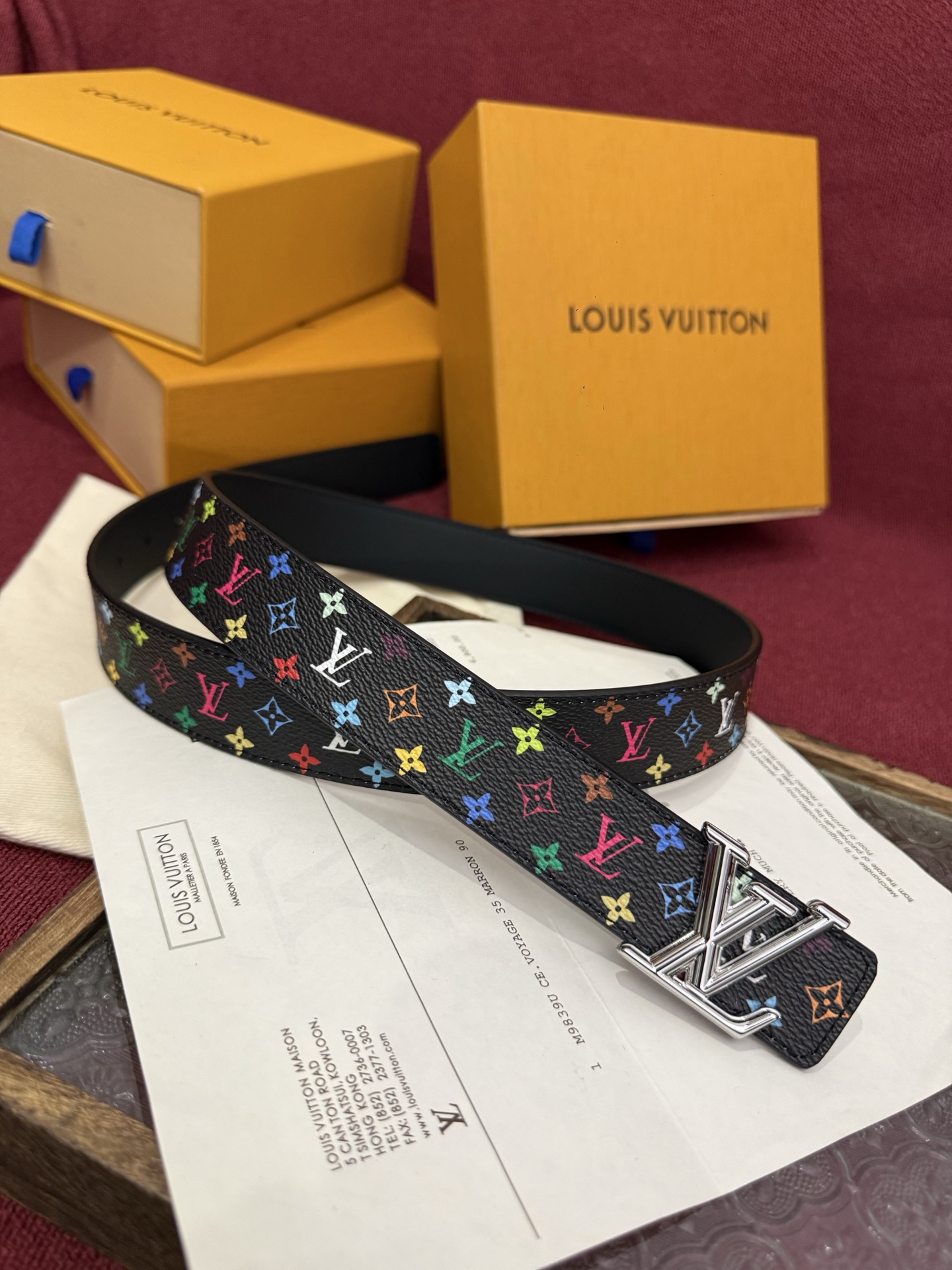 村上隆三彩 LV 皮带，经典Monogram图案焕新演绎，多彩配色碰撞出时尚火花。精致扣头闪耀夺目，3.