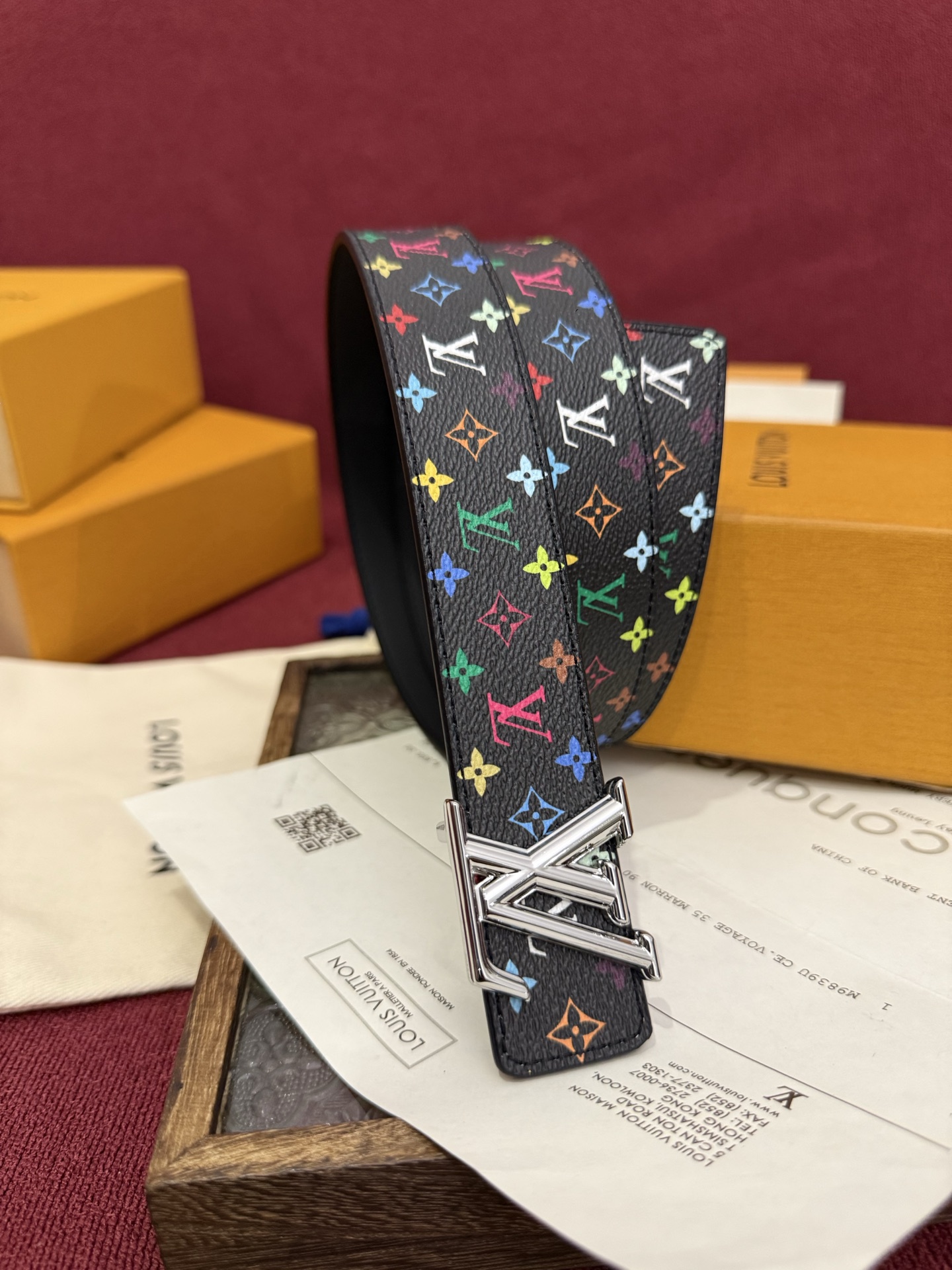 NO:882474,Murakami Takashi's three-color LV belt has a new interpretation of the classic Monogram pattern, and the colorful colors collide to create fashion sparks. The exquisite buckle is eye-catching and 3.0cm wide, suitable for a variety of dressing styles. Whether it is casual outings or formal occasions, it can show your taste with a unique style and easily become the focus. Belts, Louis Vuitton19860909村上隆三彩 LV 皮带,经典Monogram图案焕新演绎,多彩配色碰撞出时尚火花.精致扣头闪耀夺目,3.0cm宽度,适配多样穿搭风格.无论是休闲出街还是正式场合,都能以独特格调彰显你的品味,轻松成为焦点.,皮带,louis vuitton,Belt