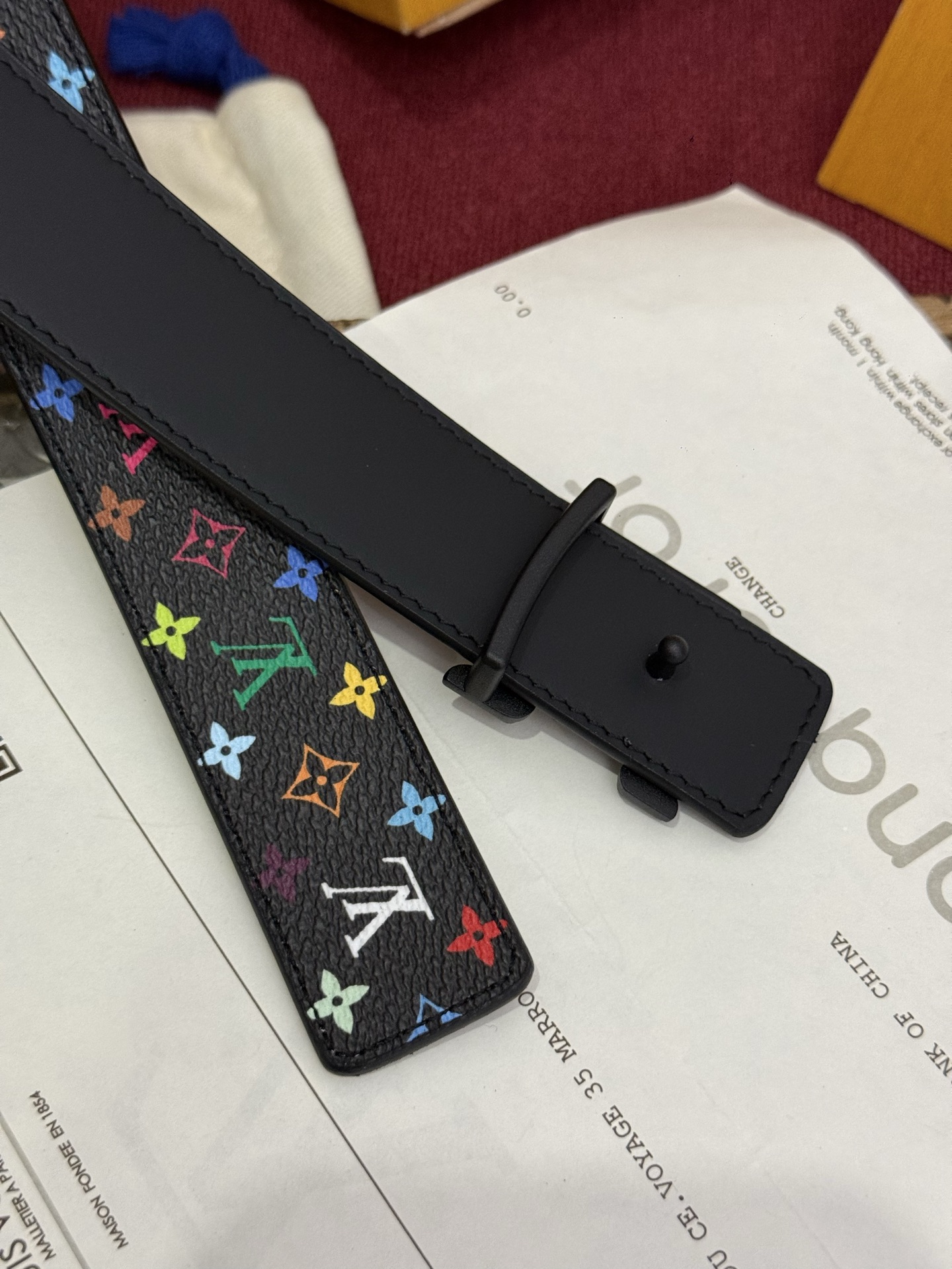 村上隆三彩 LV 皮带，经典Monogram图案焕新演绎，多彩配色碰撞出时尚火花。精致扣头闪耀夺目，3.