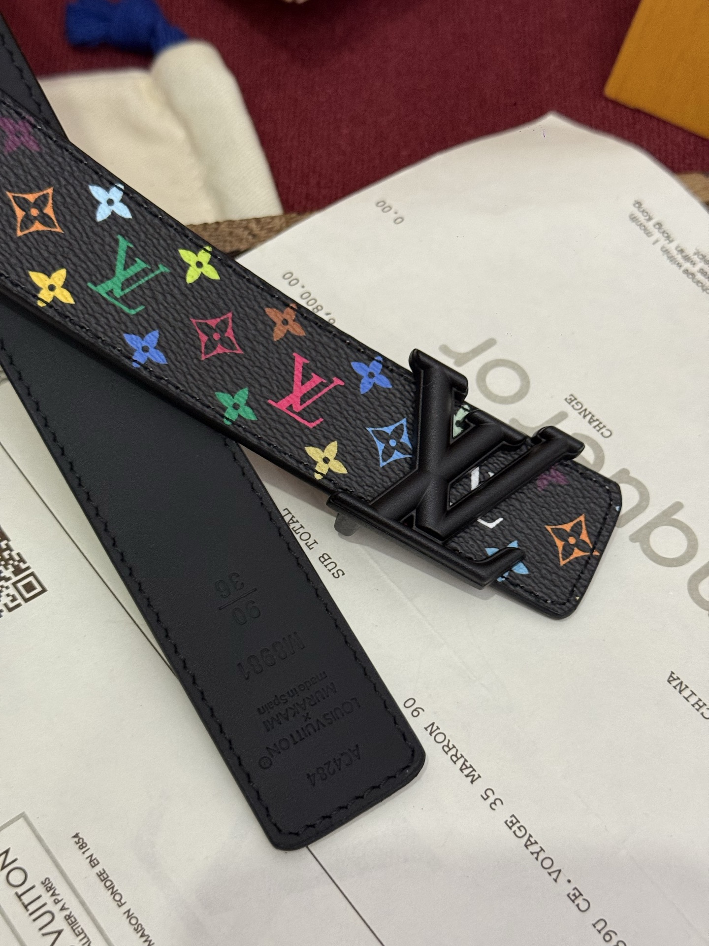 村上隆三彩 LV 皮带，经典Monogram图案焕新演绎，多彩配色碰撞出时尚火花。精致扣头闪耀夺目，3.