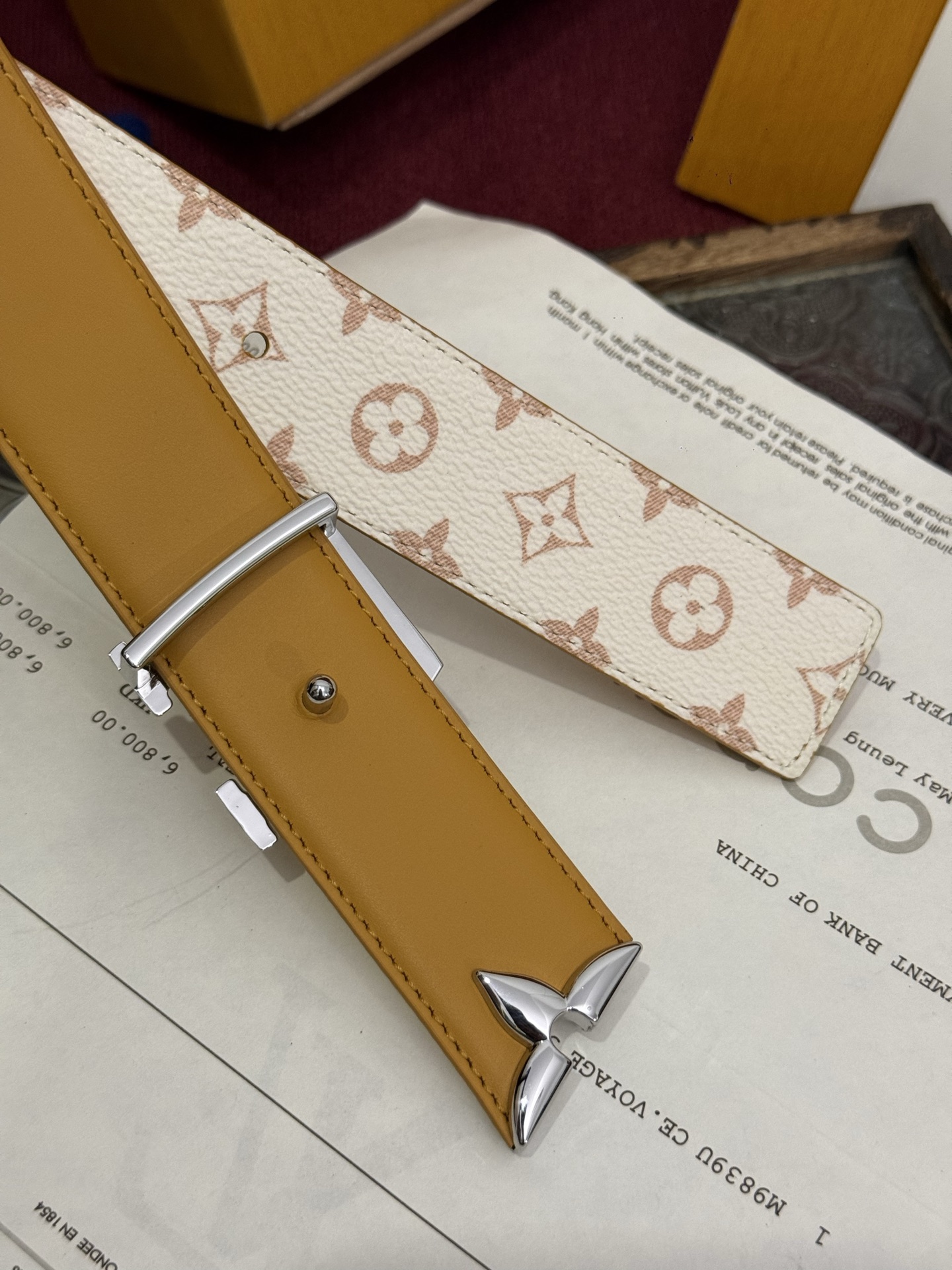 这款时尚且实用的 Pretty LV 腰带兼具美观与实用性，集两种精致风格于一身。其可翻转设计将品牌标志