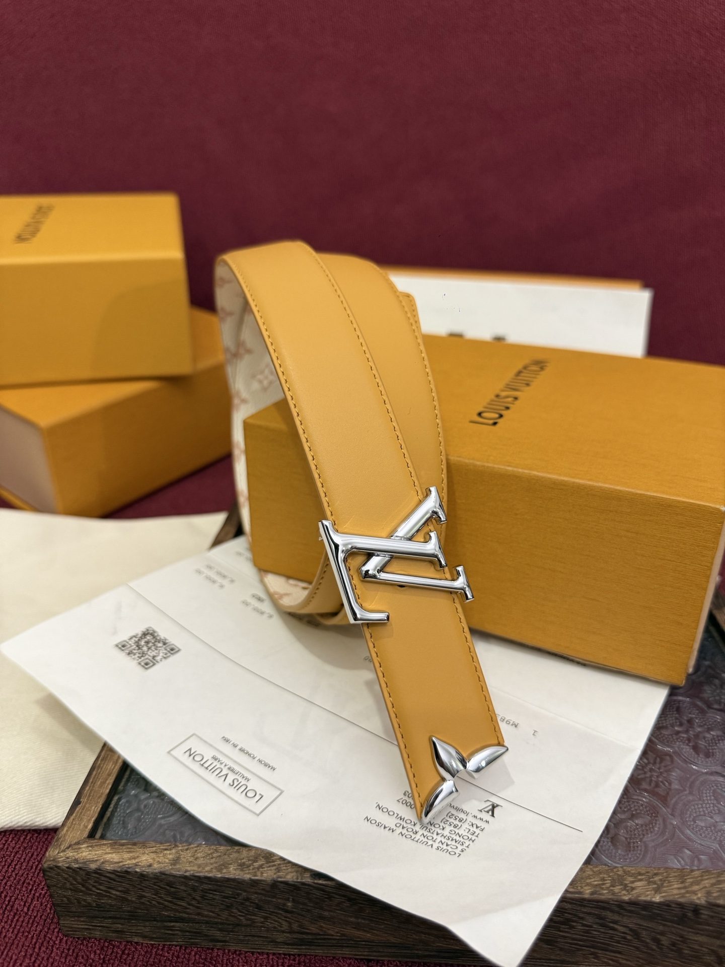 NO:882480,This stylish and functional Pretty LV belt combines beauty and function, combining two sophisticated styles. Its reversible design combines the brand's signature Monogram Dune canvas with smooth natural calfskin and is accented by an LV buckle and Monogram floral end pieces in gleaming gold-tone metal. This versatile belt easily transitions from day to evening, making it ideal for travel., belts, louis vuitton, cowhide19860909这款时尚且实用的 Pretty LV 腰带兼具美观与实用性,集两种精致风格于一身.其可翻转设计将品牌标志性的 Monogram Dune 帆布与光滑的自然小牛皮巧妙结合,并以 LV 扣环和 Monogram 花形末端饰件点缀,这些饰件均采用闪耀的金色金属材质制成.这款多功能腰带能够轻松实现从日间穿搭到晚间装扮的转换,非常适合旅行使用.,皮带,louis vuitton,cowhide,Belt