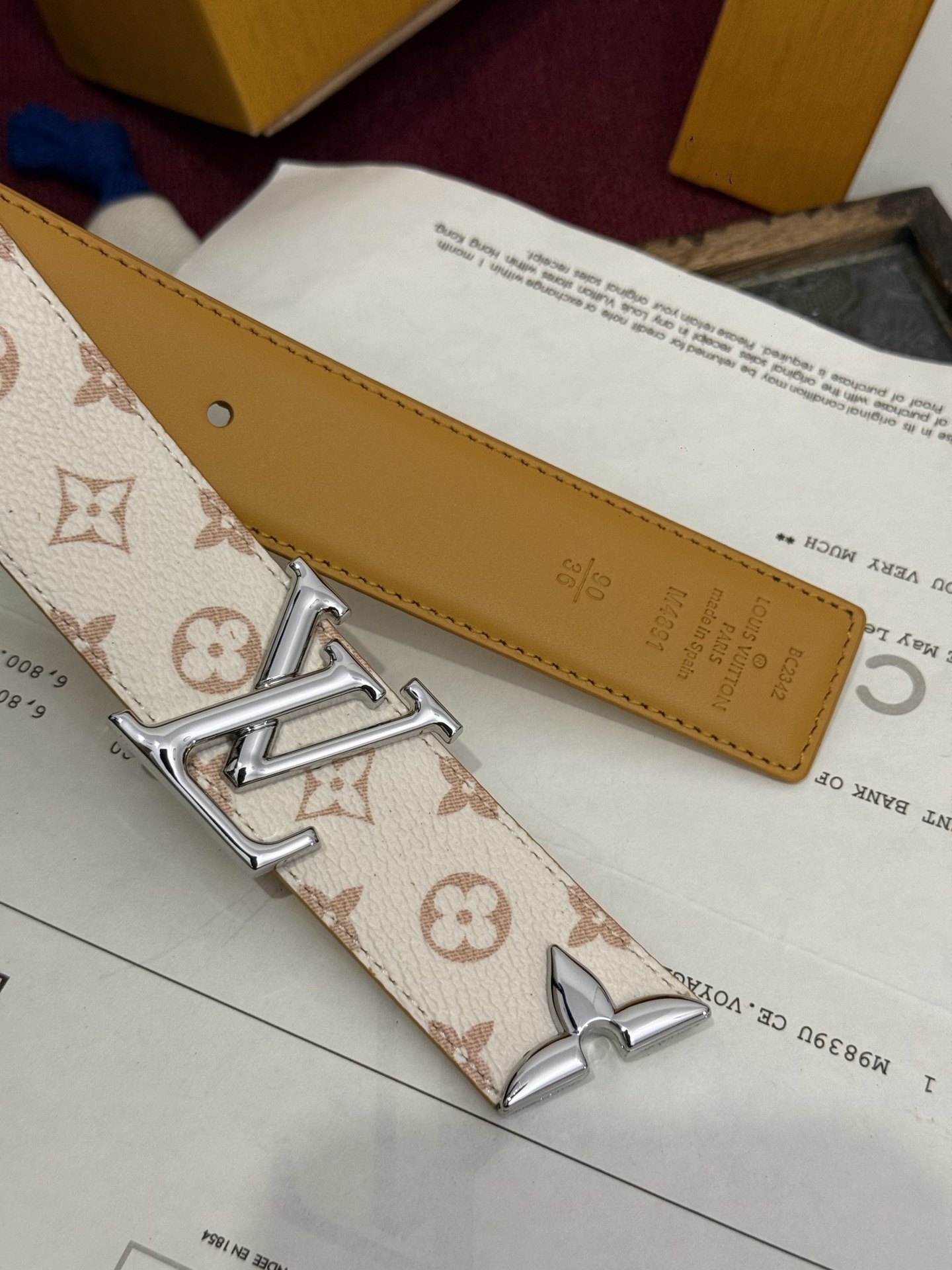 这款时尚且实用的 Pretty LV 腰带兼具美观与实用性，集两种精致风格于一身。其可翻转设计将品牌标志