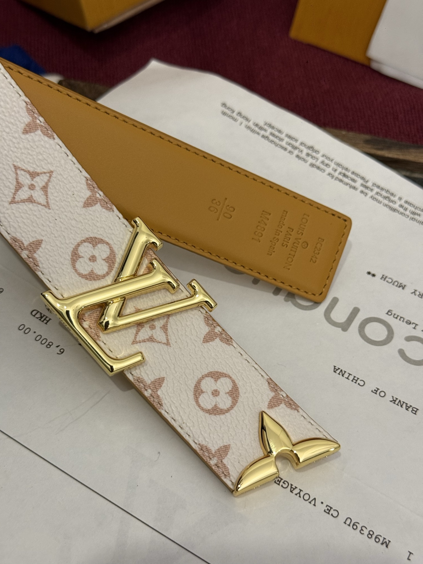 这款时尚且实用的 Pretty LV 腰带兼具美观与实用性，集两种精致风格于一身。其可翻转设计将品牌标志