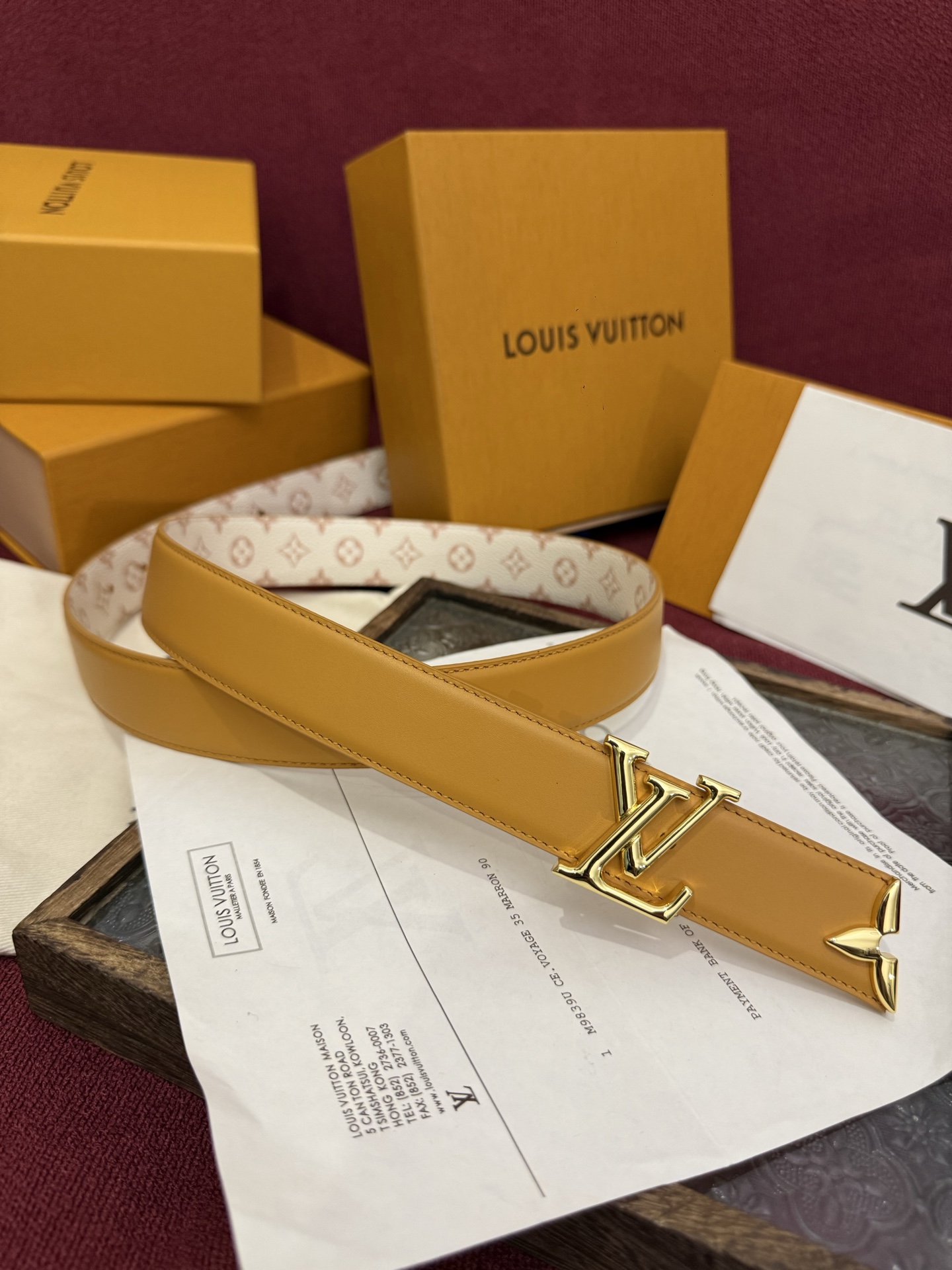 这款时尚且实用的 Pretty LV 腰带兼具美观与实用性，集两种精致风格于一身。其可翻转设计将品牌标志
