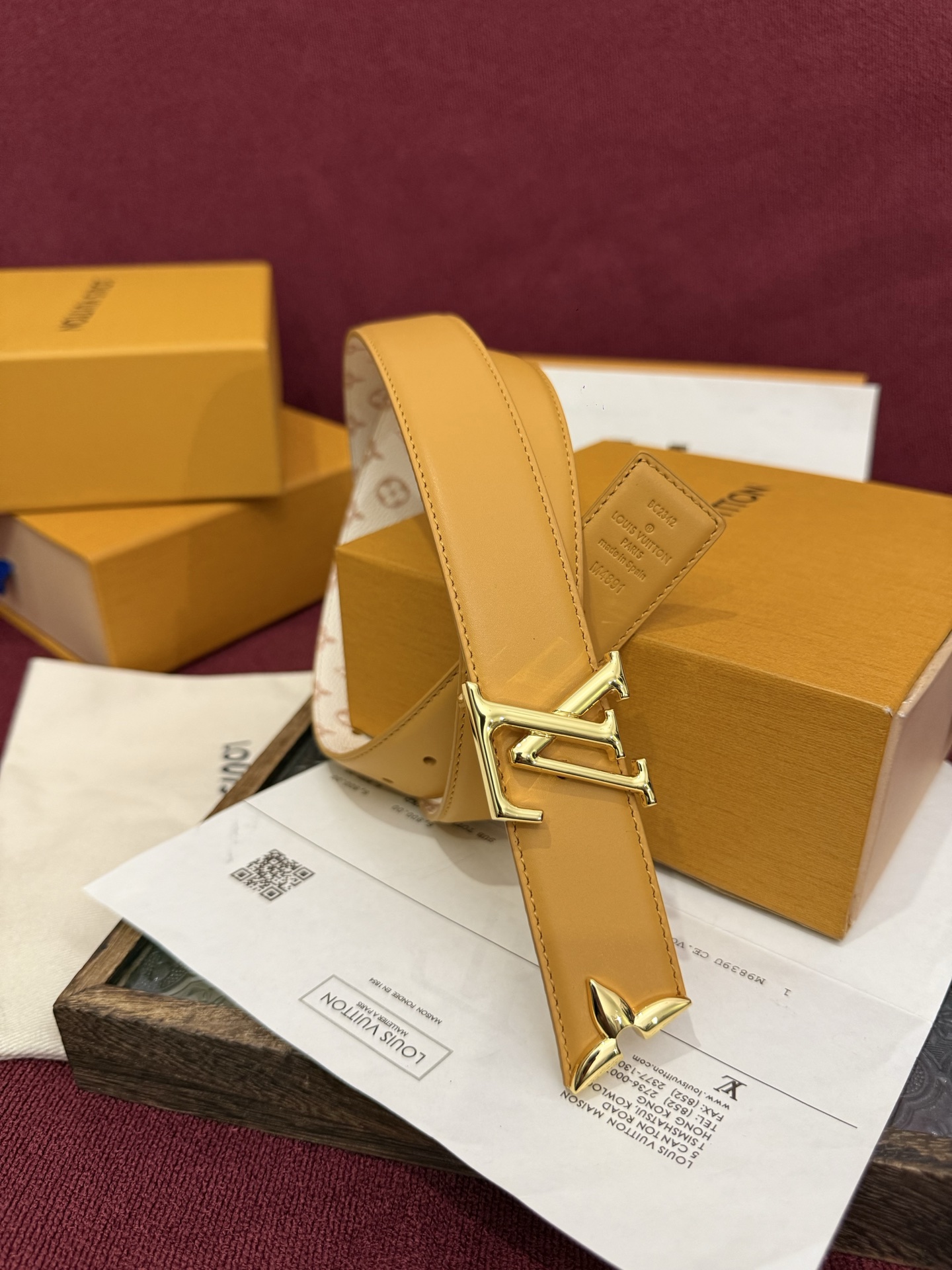 NO:860700,This stylish and functional Pretty LV belt combines beauty and function, combining two sophisticated styles. Its reversible design combines the brand's signature Monogram Dune canvas with smooth natural calfskin and is accented by an LV buckle and Monogram floral end pieces in gleaming gold-tone metal. This versatile belt easily transitions from day to evening, making it ideal for travel., belts, louis vuitton, cowhide19860909这款时尚且实用的 Pretty LV 腰带兼具美观与实用性,集两种精致风格于一身.其可翻转设计将品牌标志性的 Monogram Dune 帆布与光滑的自然小牛皮巧妙结合,并以 LV 扣环和 Monogram 花形末端饰件点缀,这些饰件均采用闪耀的金色金属材质制成.这款多功能腰带能够轻松实现从日间穿搭到晚间装扮的转换,非常适合旅行使用.,皮带,louis vuitton,cowhide,Belt