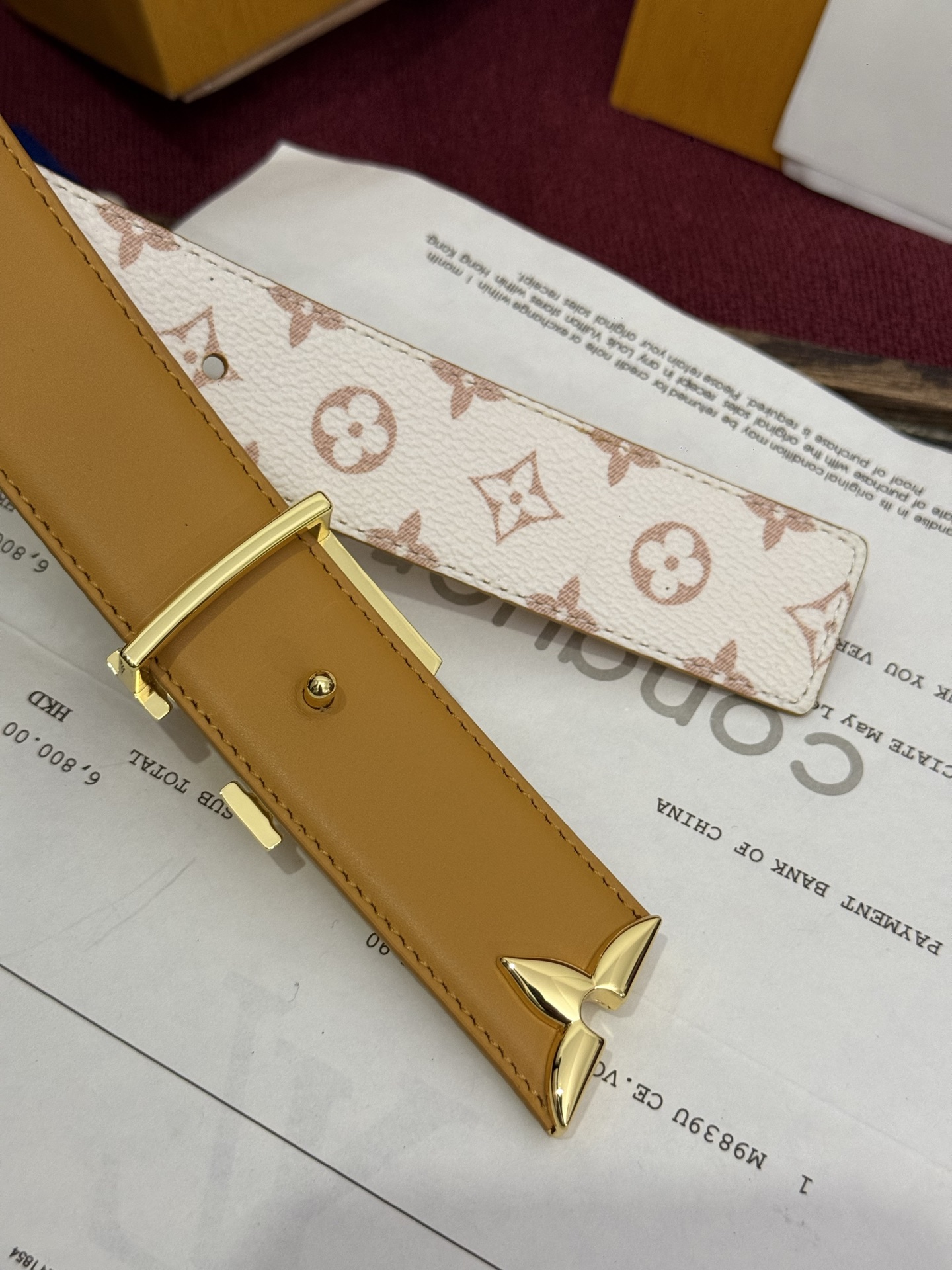 这款时尚且实用的 Pretty LV 腰带兼具美观与实用性，集两种精致风格于一身。其可翻转设计将品牌标志