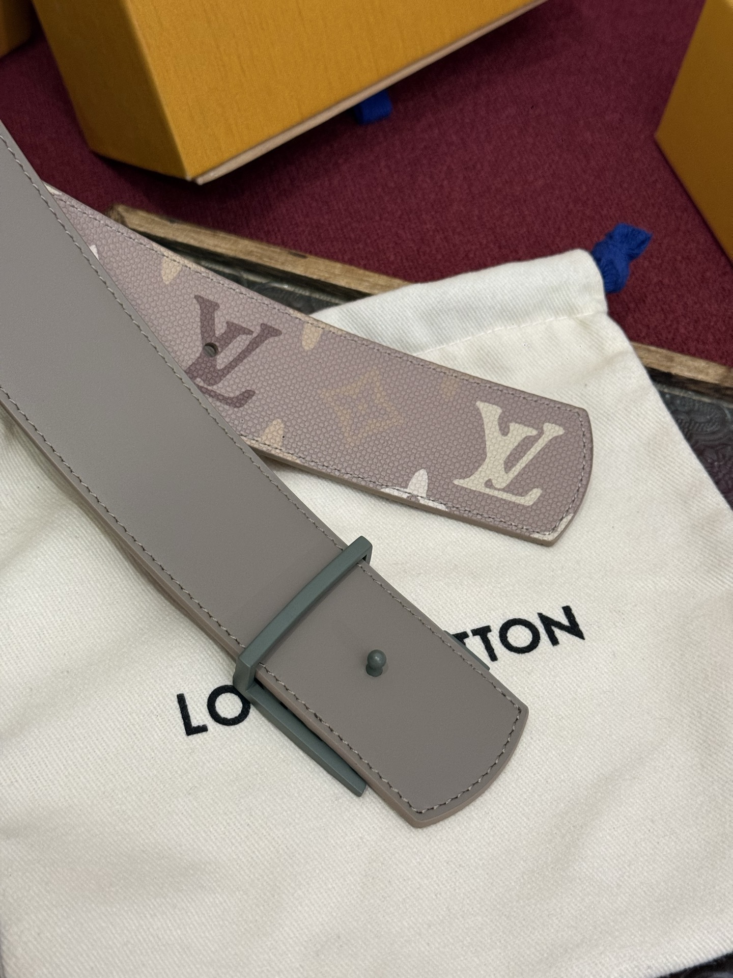 LV Dimension Monogram SurPlus 40mm可翻转腰带大胆地将日常中性风格演绎得