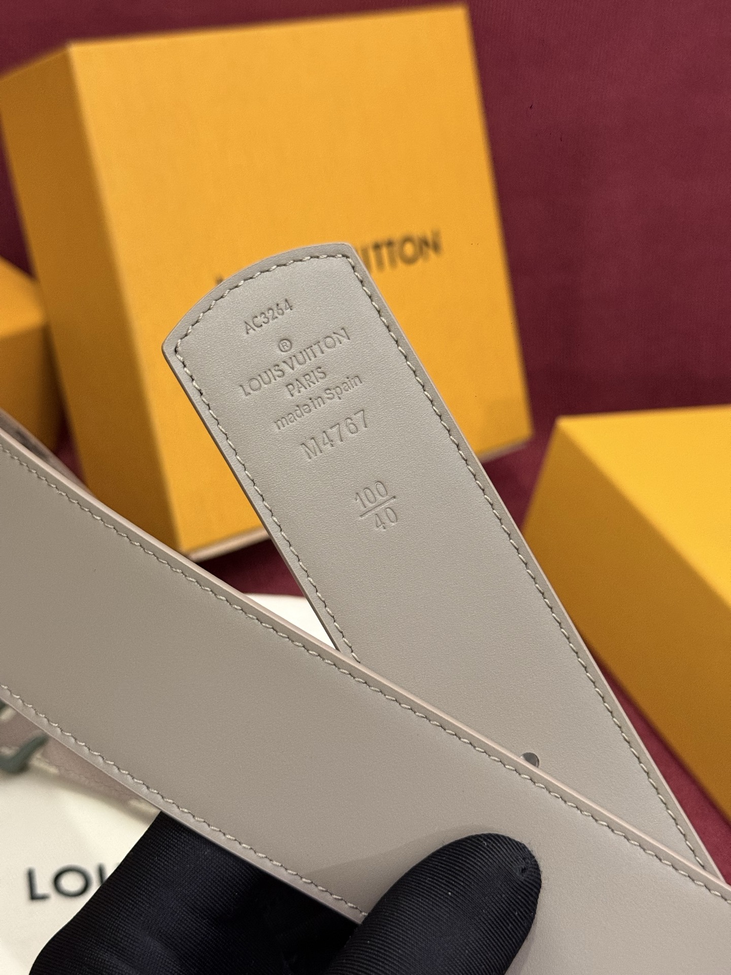 LV Dimension Monogram SurPlus 40mm可翻转腰带大胆地将日常中性风格演绎得